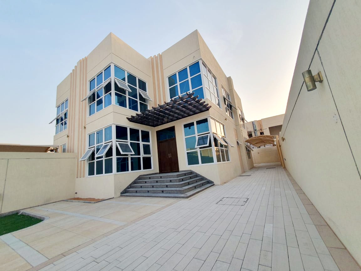 Brand new lavish 4b villa available for rent barashi sharjah