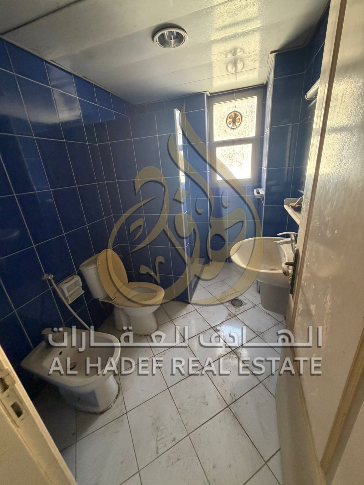 For annual rent in the Al-Nabaa area: three bedrooms, a living room, a laundry room, three bathrooms, with a balcony, free air conditioning, and flexi