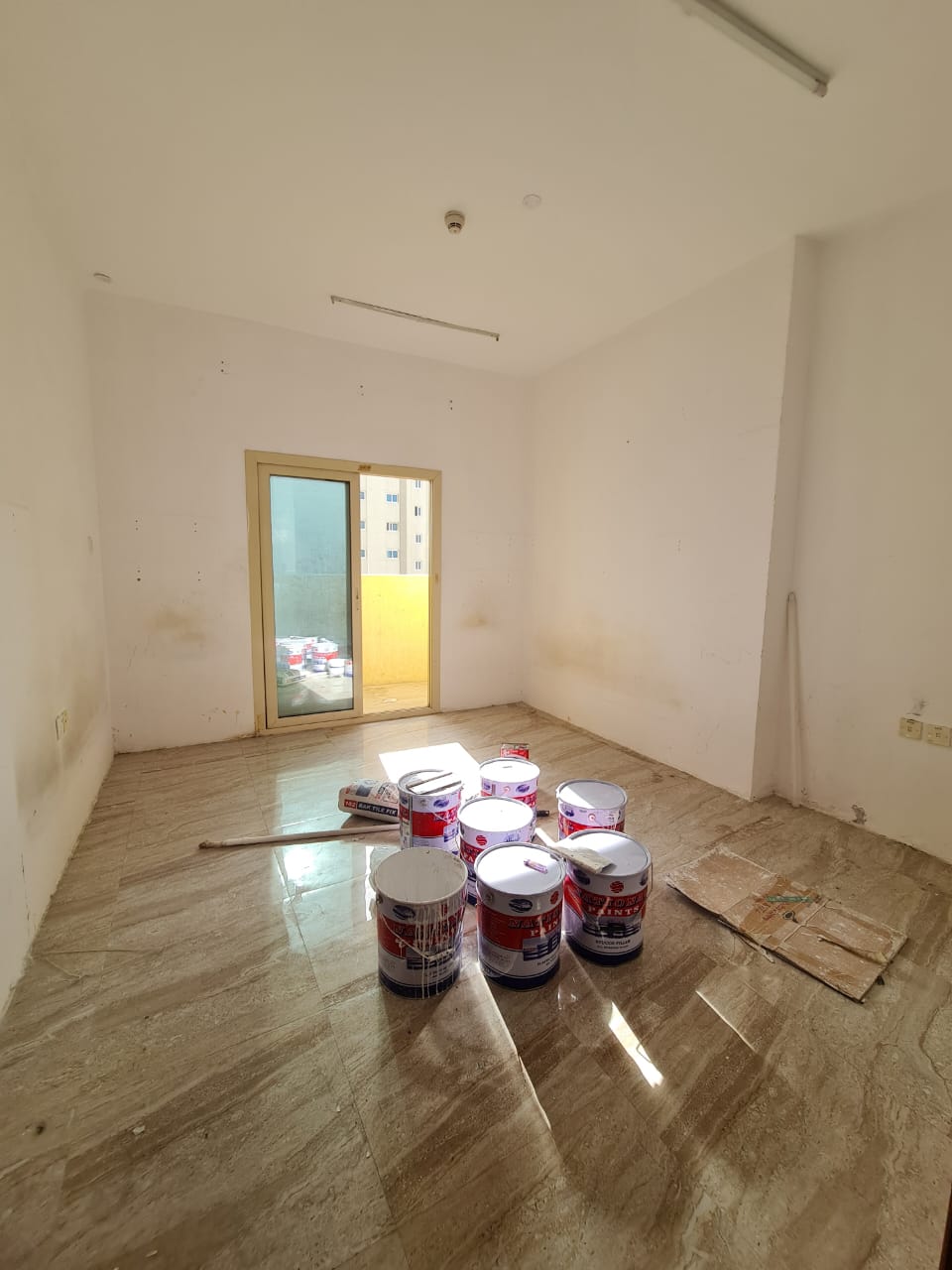 A 3-room apartment with a hall in Al Khan, very spacious, 6 installments, explicit bachelor contract, upscale area and a unique investment opportunity