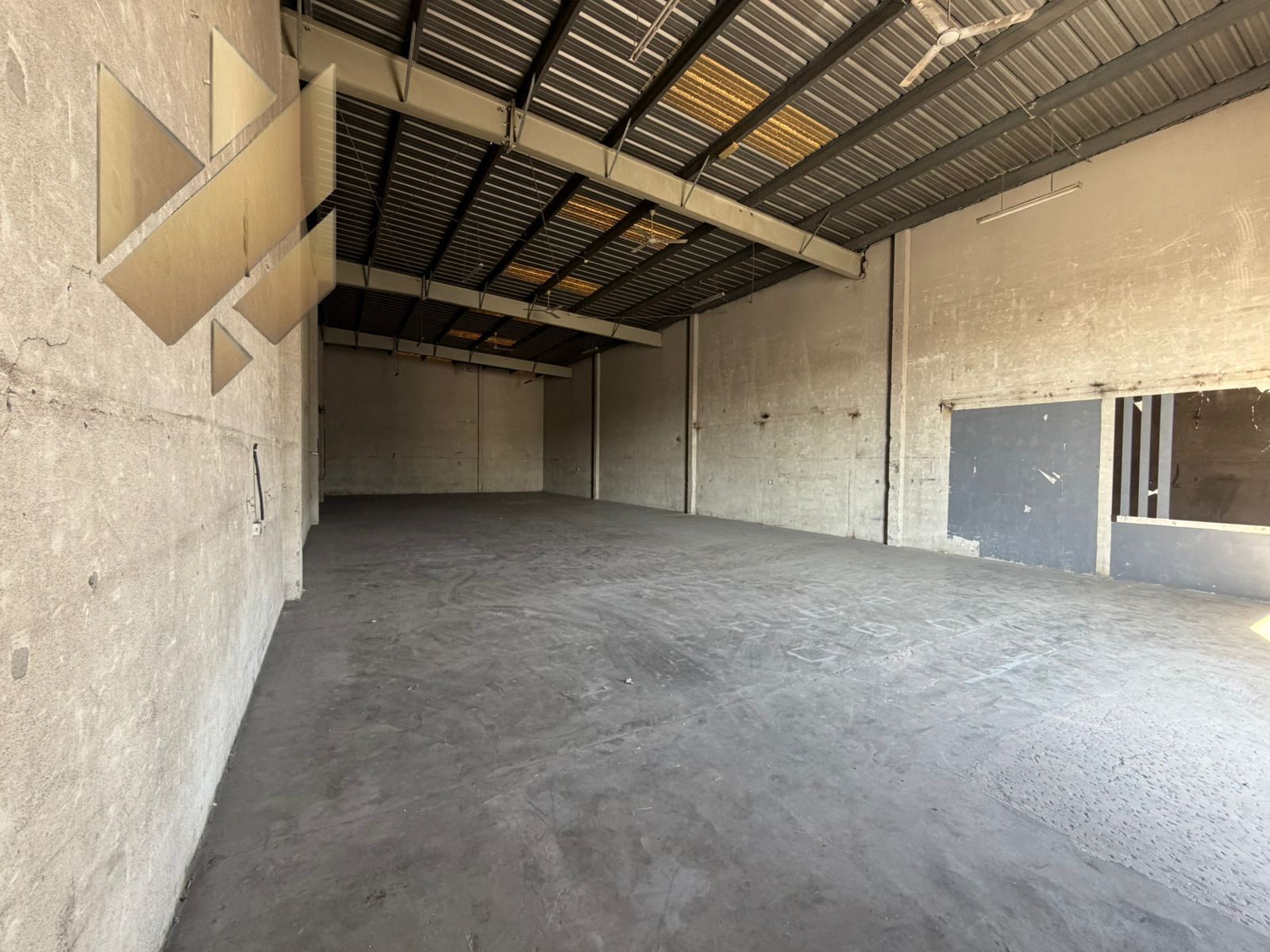 **Warehouses – Showrooms – Shops – Industrial Area 11 – 20 kW Electricity – 3,500 sq ft**