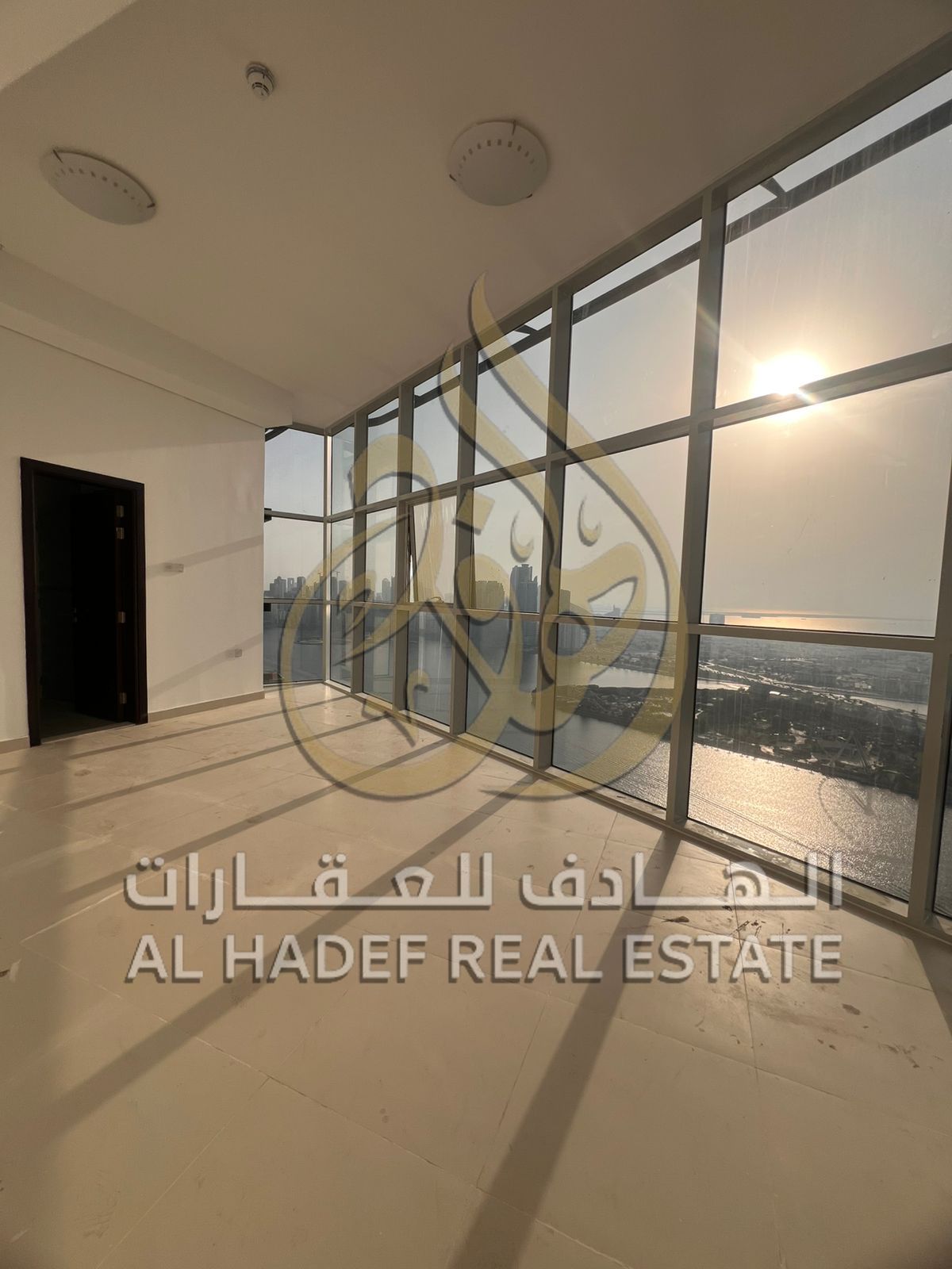 Penthouse for rent in Sharjah - Al Majaz 1 The largest penthouse in the area is available with high-end specifications: 4 spacious bedrooms Large l