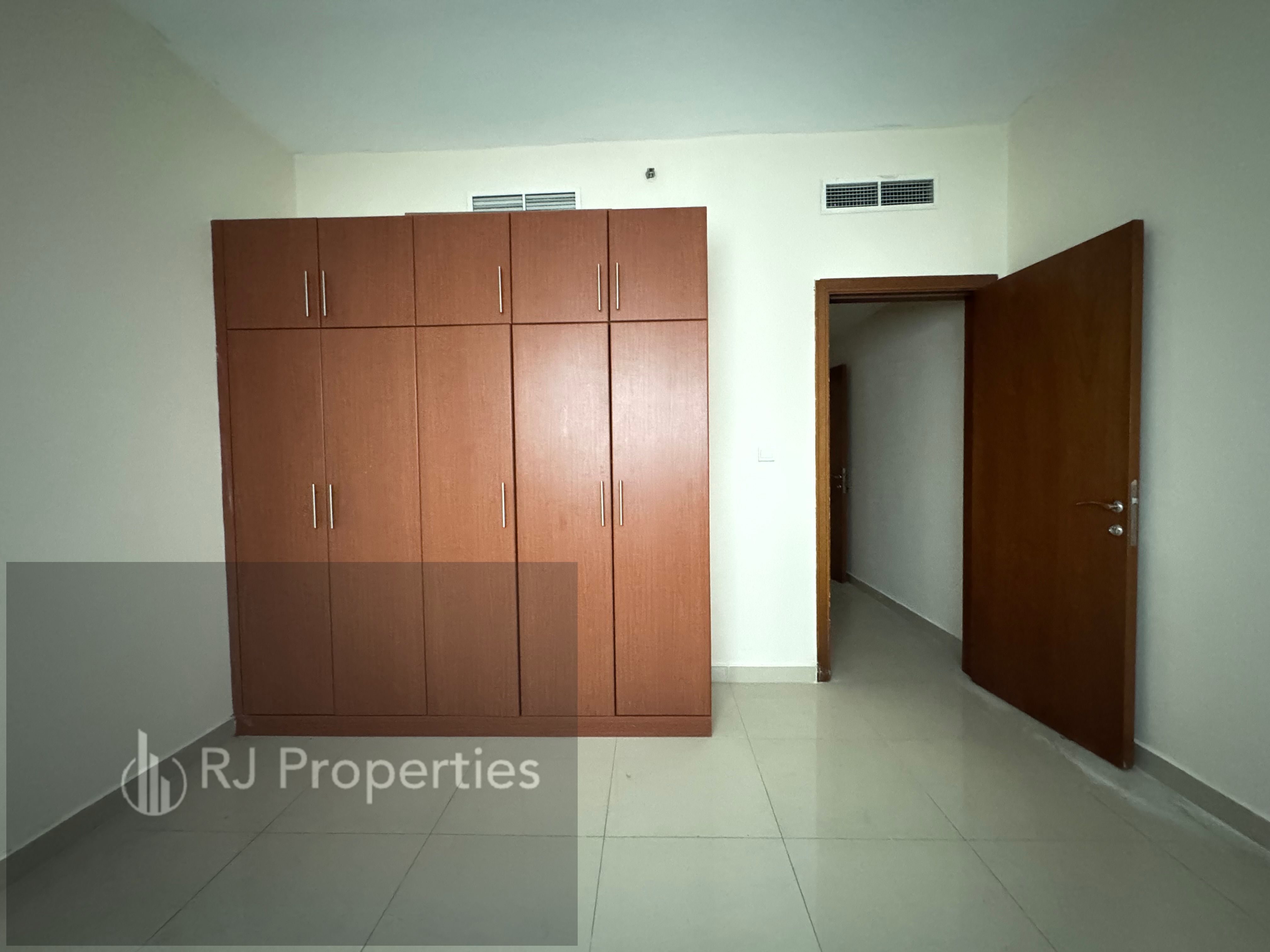 Very spacious luxury 1bhk with balcony waderobe 2wishroom with parking 41k