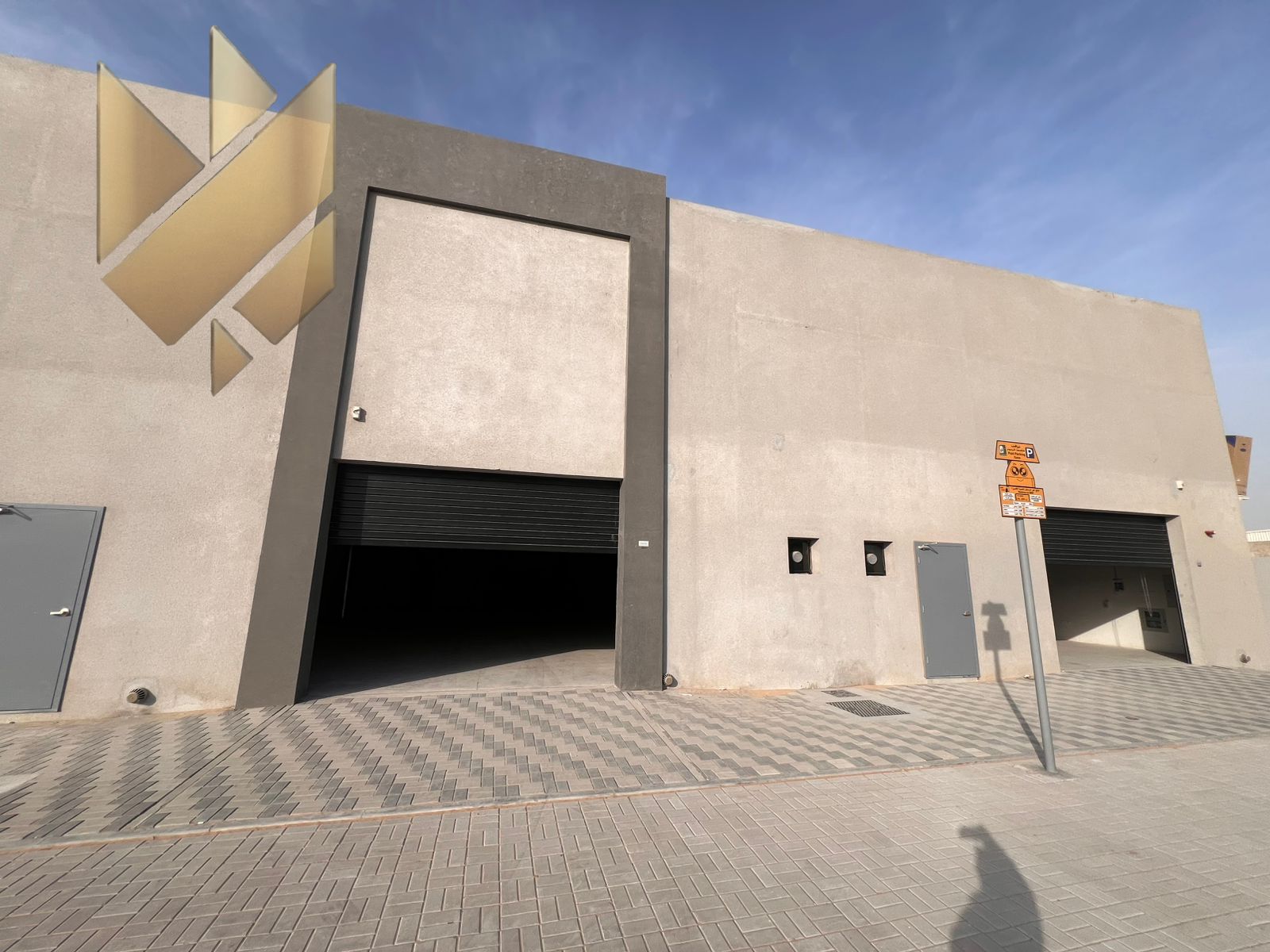 Features and Details • 2,500 sq. ft suitable for various commercial activities • 36 kW electrical power capacity • Direct frontage on a main road • Ava