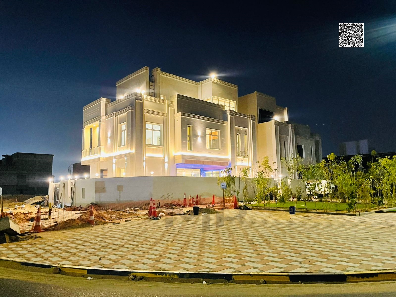 Modern villa with pool and roof. Price includes everything (registration and ownership fees, electricity, water, air conditioning units and kitchen ap