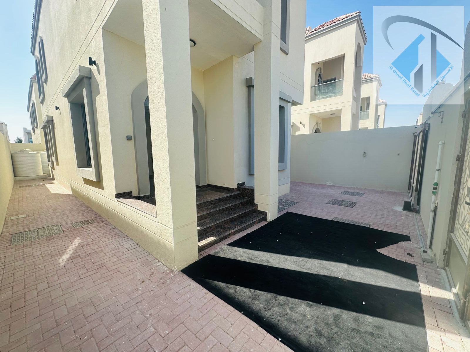 Villa for sale, including electricity, water, and air conditioning, in a residential area and close to all services.