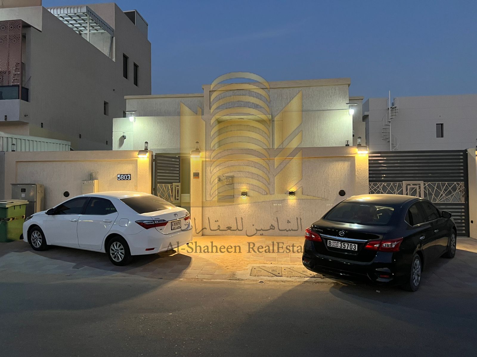 Villa for rent in Ajman, Al Zahiyah area, ground floor. Super deluxe finishing. Consists of: 3 master bedrooms, a majlis (formal sitting room), a living room, a yard, air conditioning, and outdoor parking. The villa features spacious areas, master bedroom