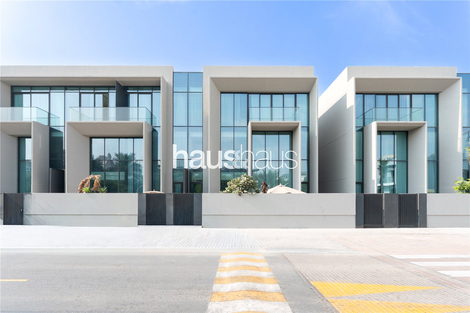 EXCLUSIVE | VACANT ON TRANSFER | MODERN INTERIORS
