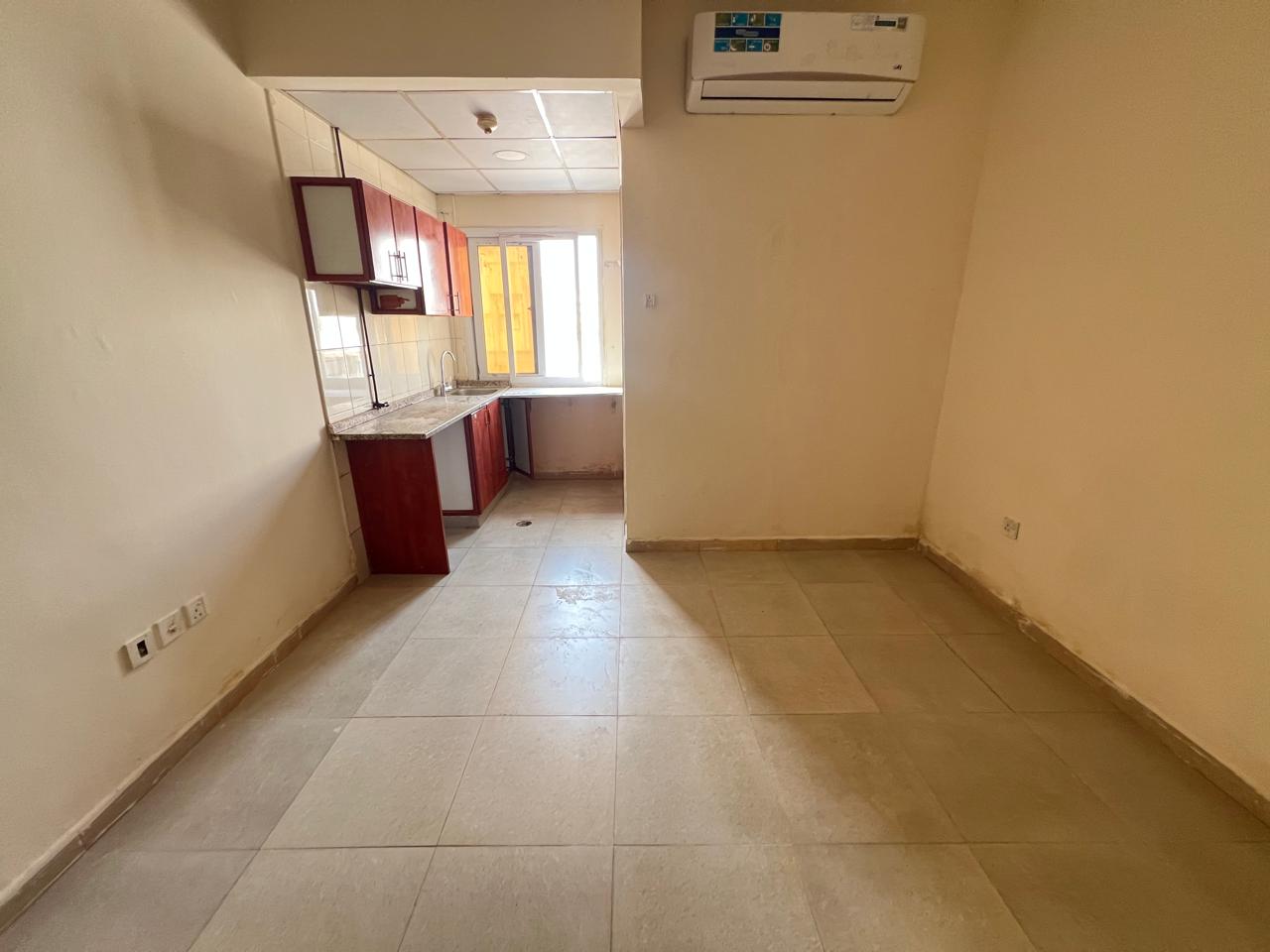 Lavish studio good building near muwailah bus stop rent 17k