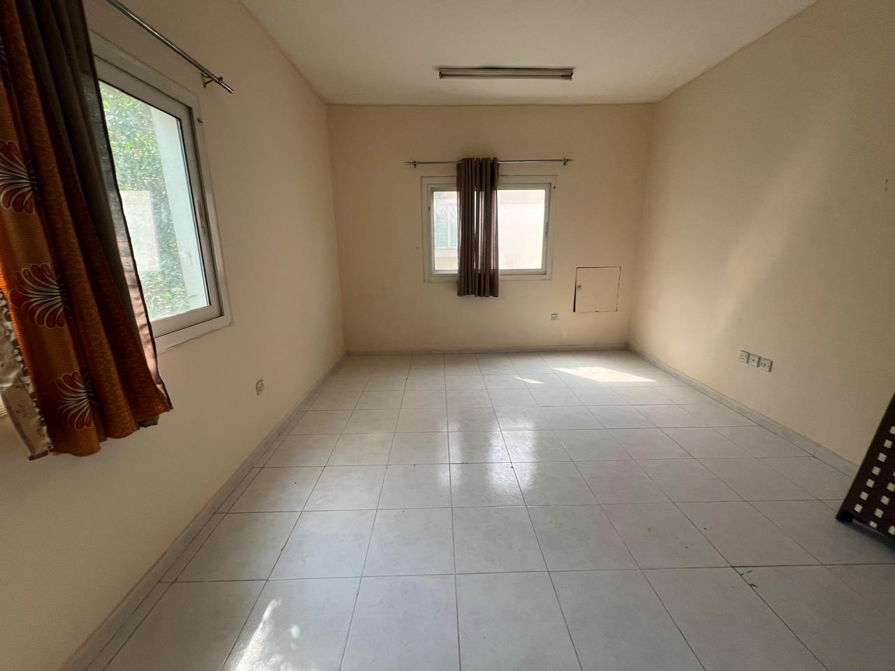 Lavish studio good building near muwailah bus stop rent 20k