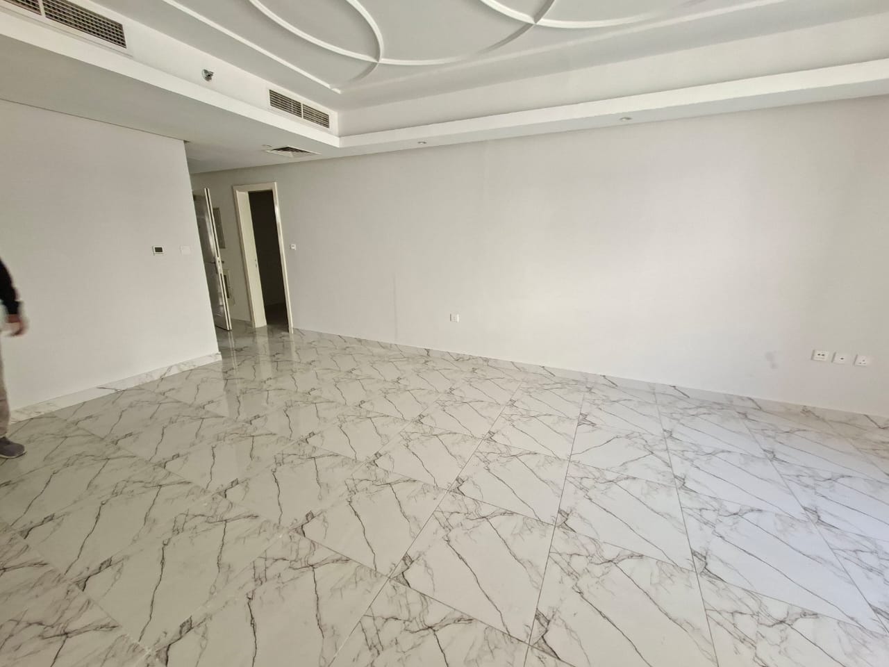Lxury and Like Brand new apartment with balcony parking waldrop 3wachroom prim location sharja Muwaileh Commercial