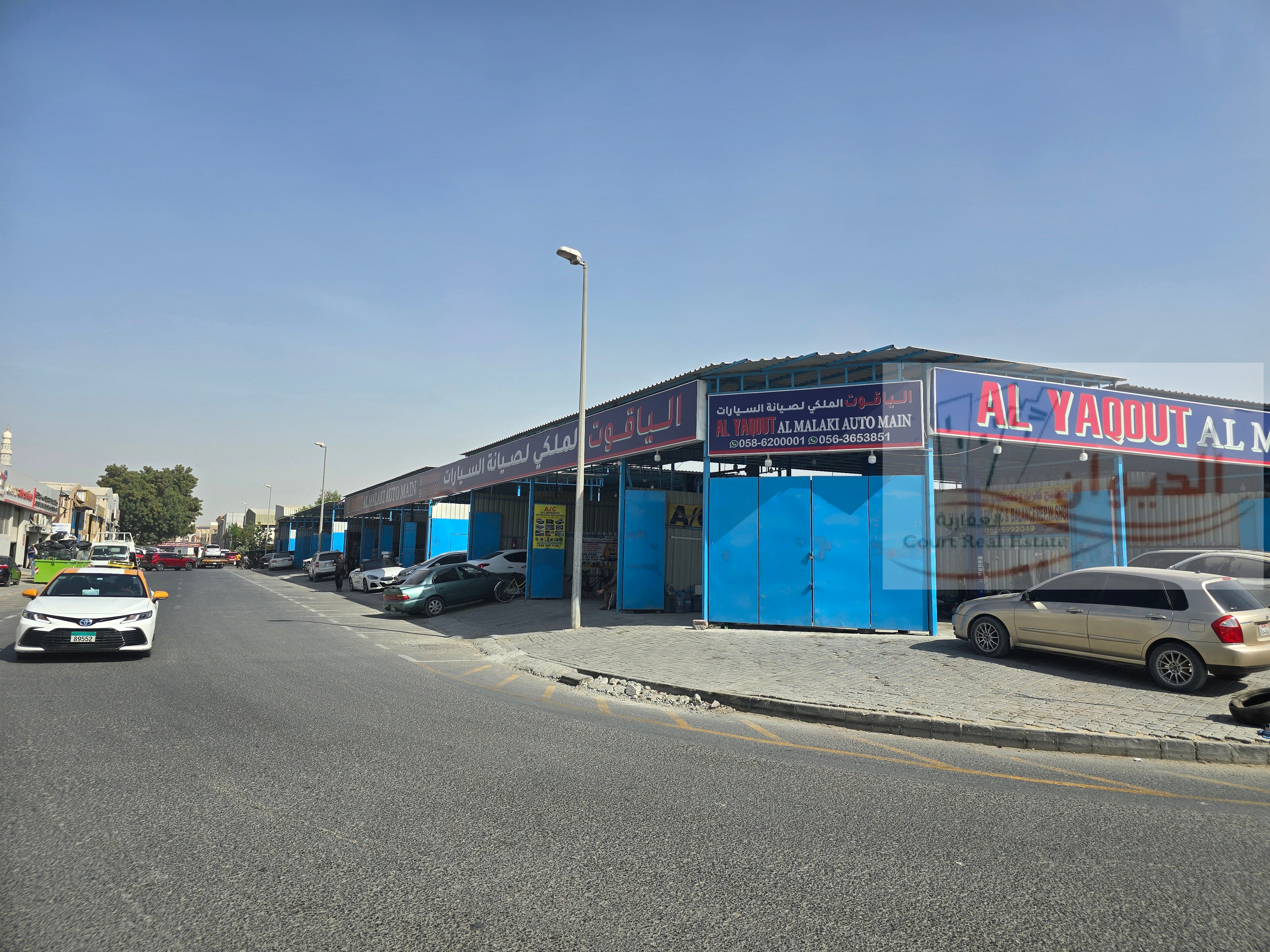 Prime location in the heart of the market, corner of two streets.
