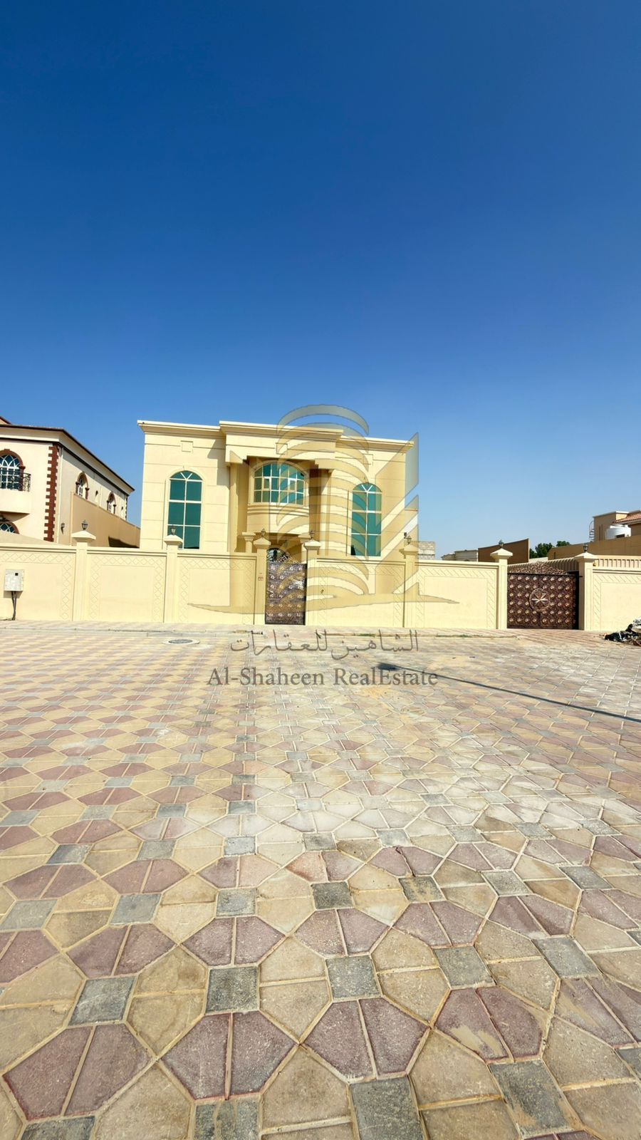 Villa for sale in Ajman Al Raqaib area 10,000 sq ft 5 bedrooms, living room, and majlis Kitchen and maid's room annex Renovated 20m setback in front of the villa Ajman citizens only Asking price: AED 2,500,000