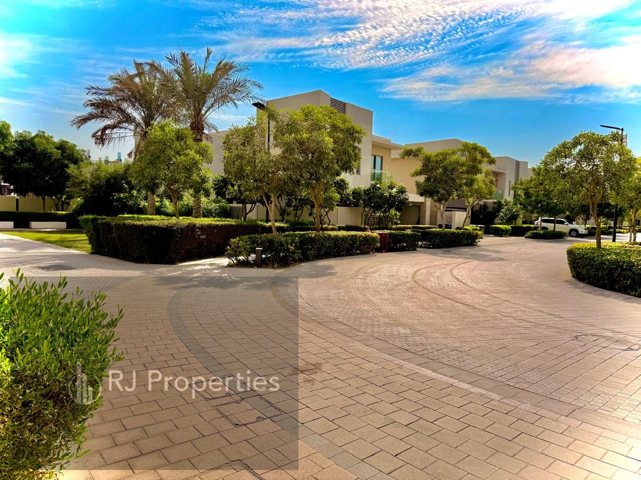 3BHK Duplex Townhouse with Huge Garden Close To Park With All Amenities