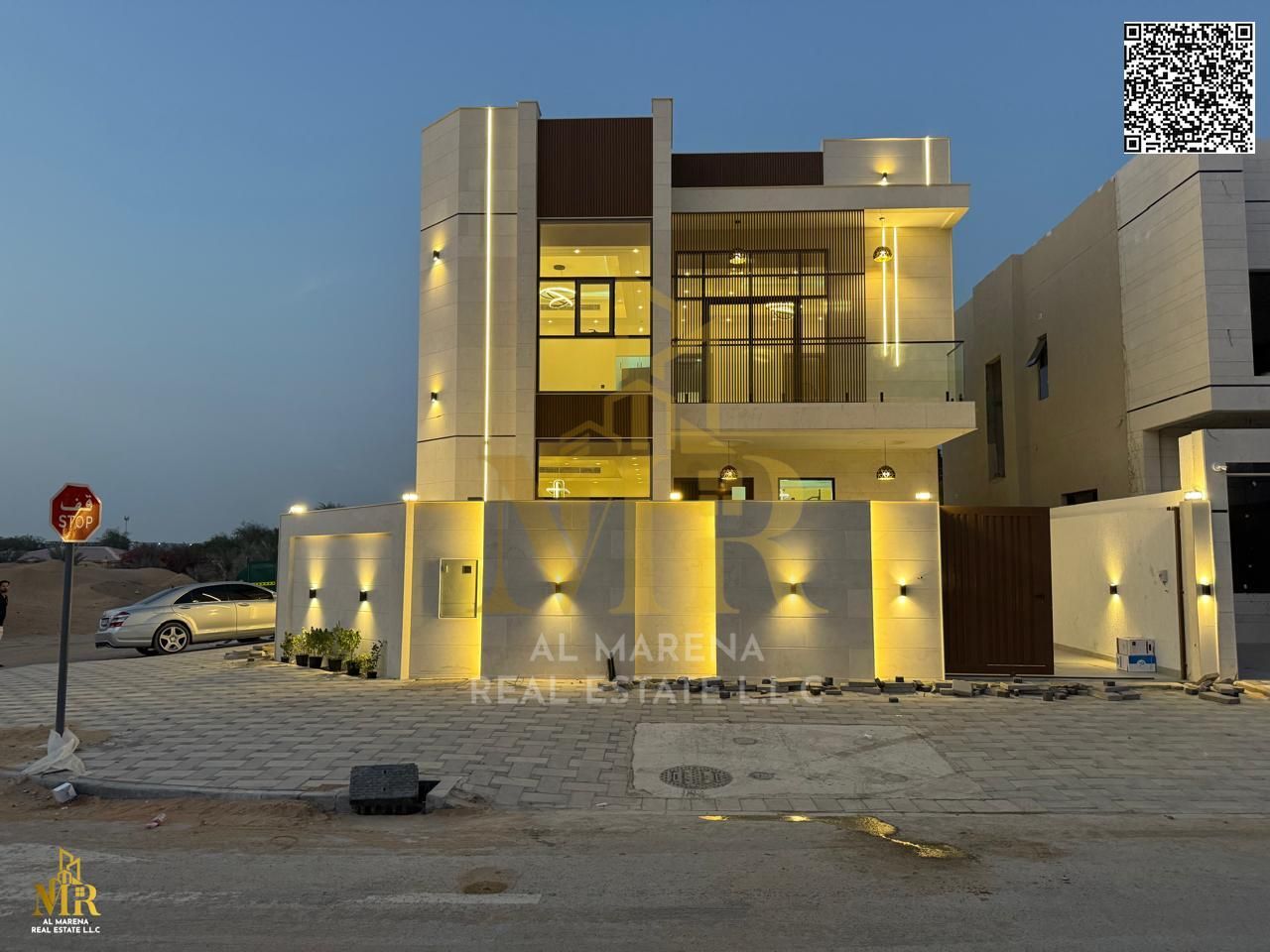 Villa in a prime location near the mosque, 2 floors + roof, 5 bedrooms, price includes registration fees. Great opportunity for living or investment.