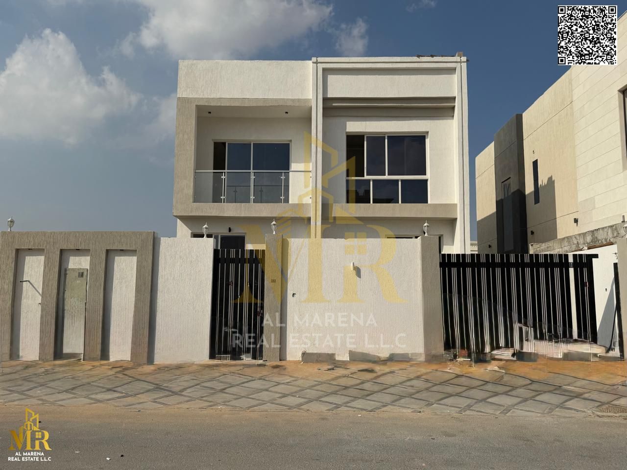 Villa near the mosque, 3014 sq. ft, 3 master bedrooms, price includes fees, with an outdoor yard. Great opportunity for living or investment.
