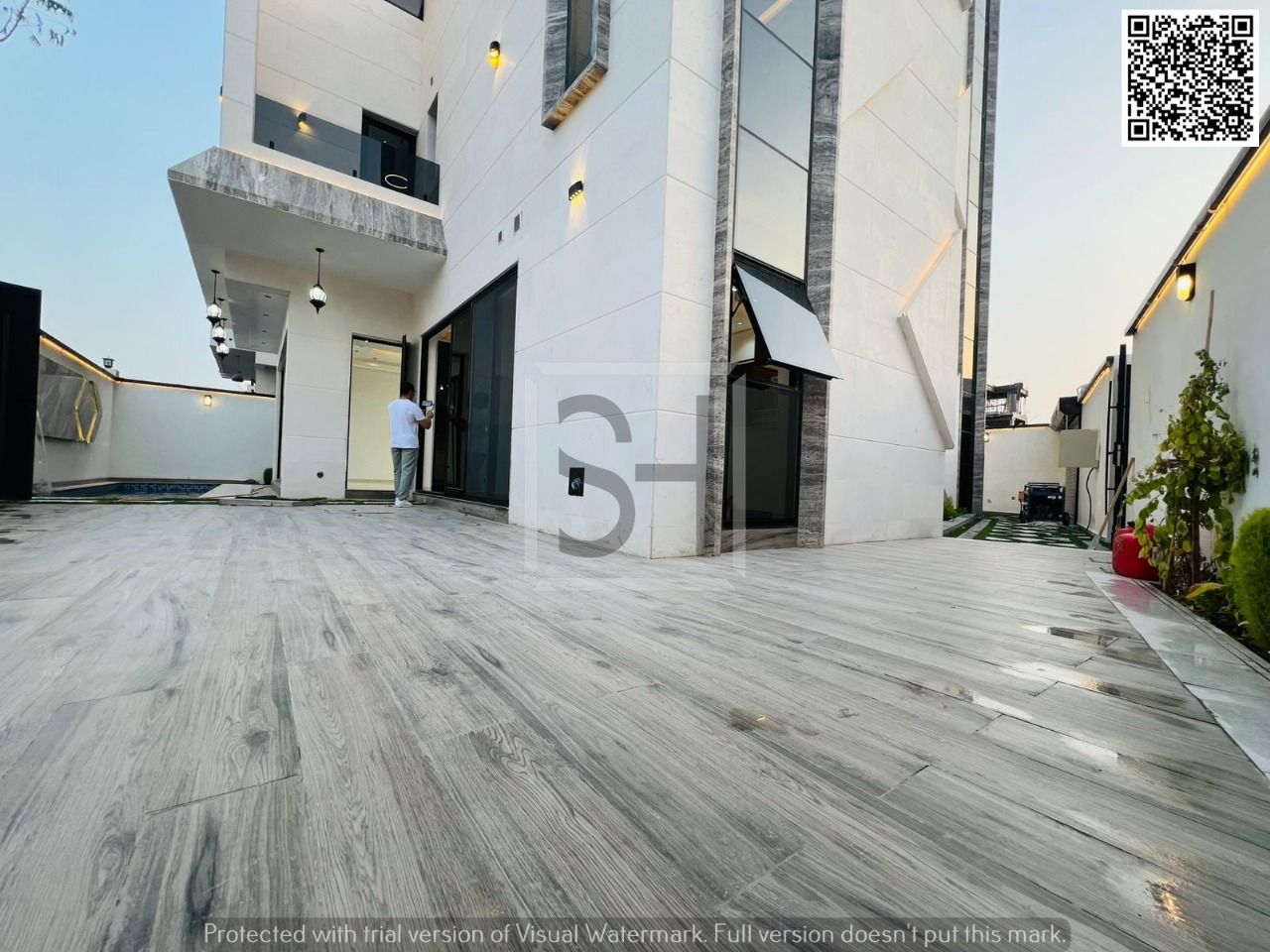 Villa for sale opposite a garden, includes electricity, water and air conditioning.
