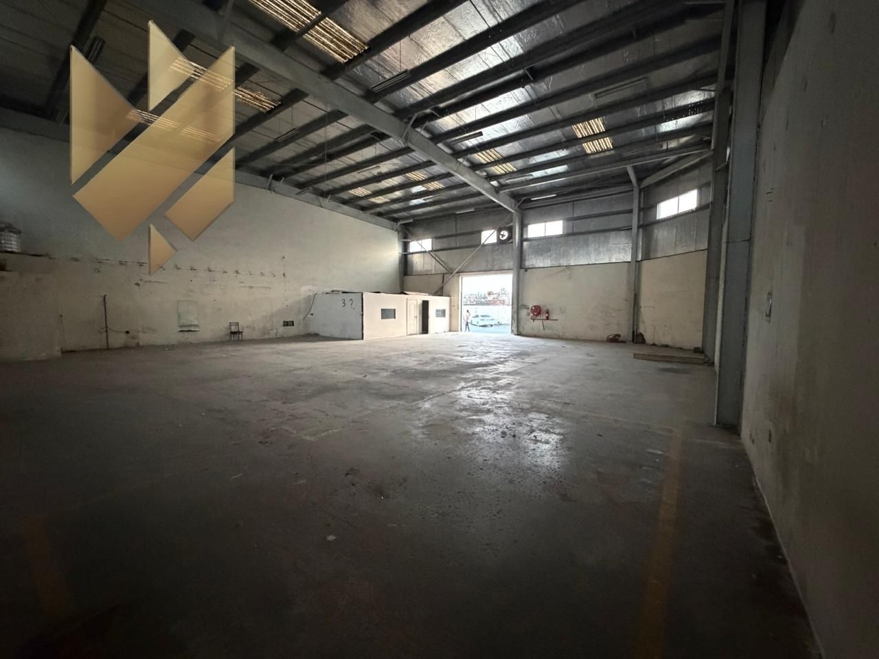 Annual Rent – Warehouse in Industrial Area 15 – Sharjah. Excellent opportunity. Area: 4200 sq ft. Electricity: 40 kW.