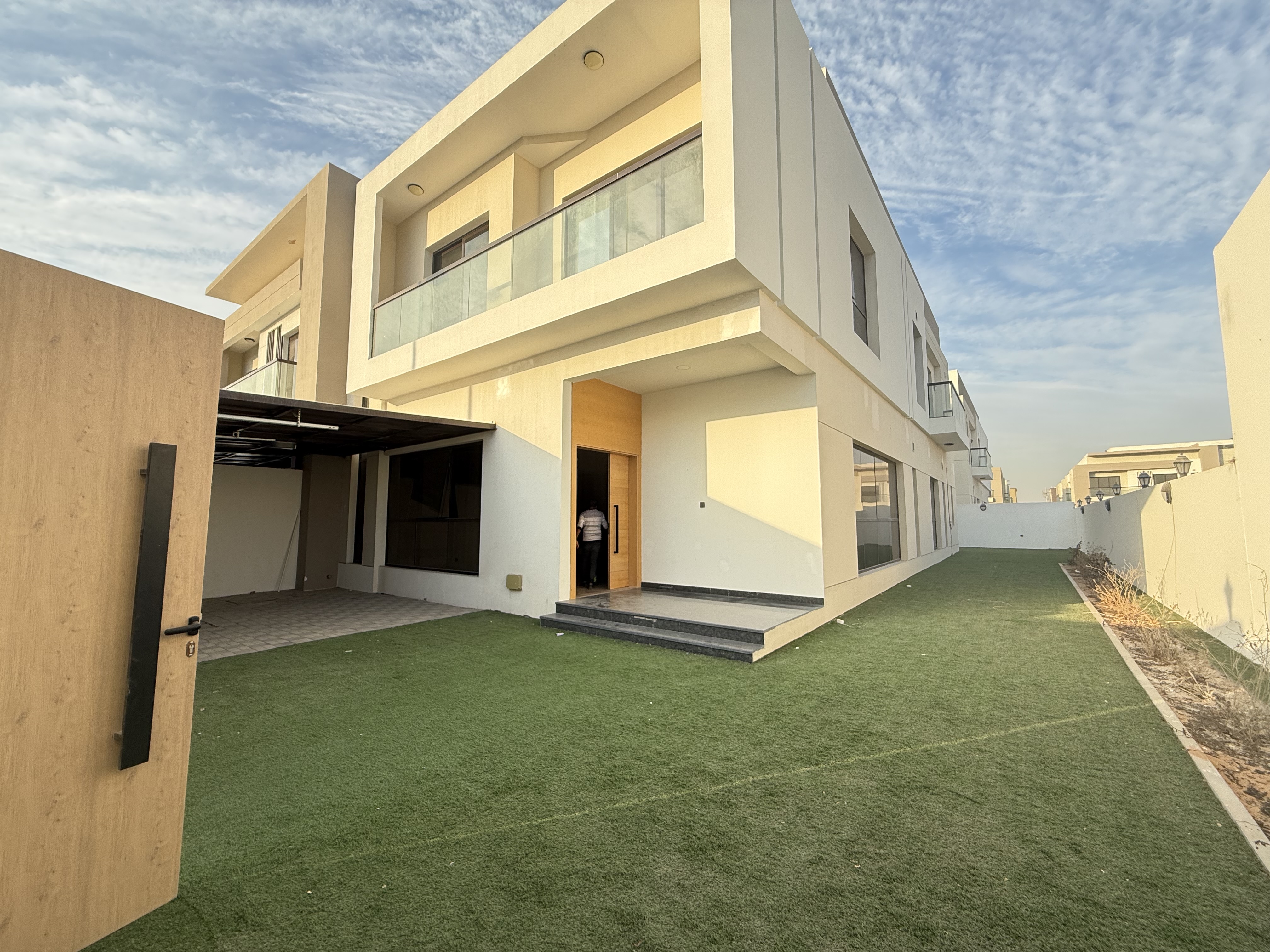 Levish Villa 5bhk with maid room Waldrop parking in Hoshi