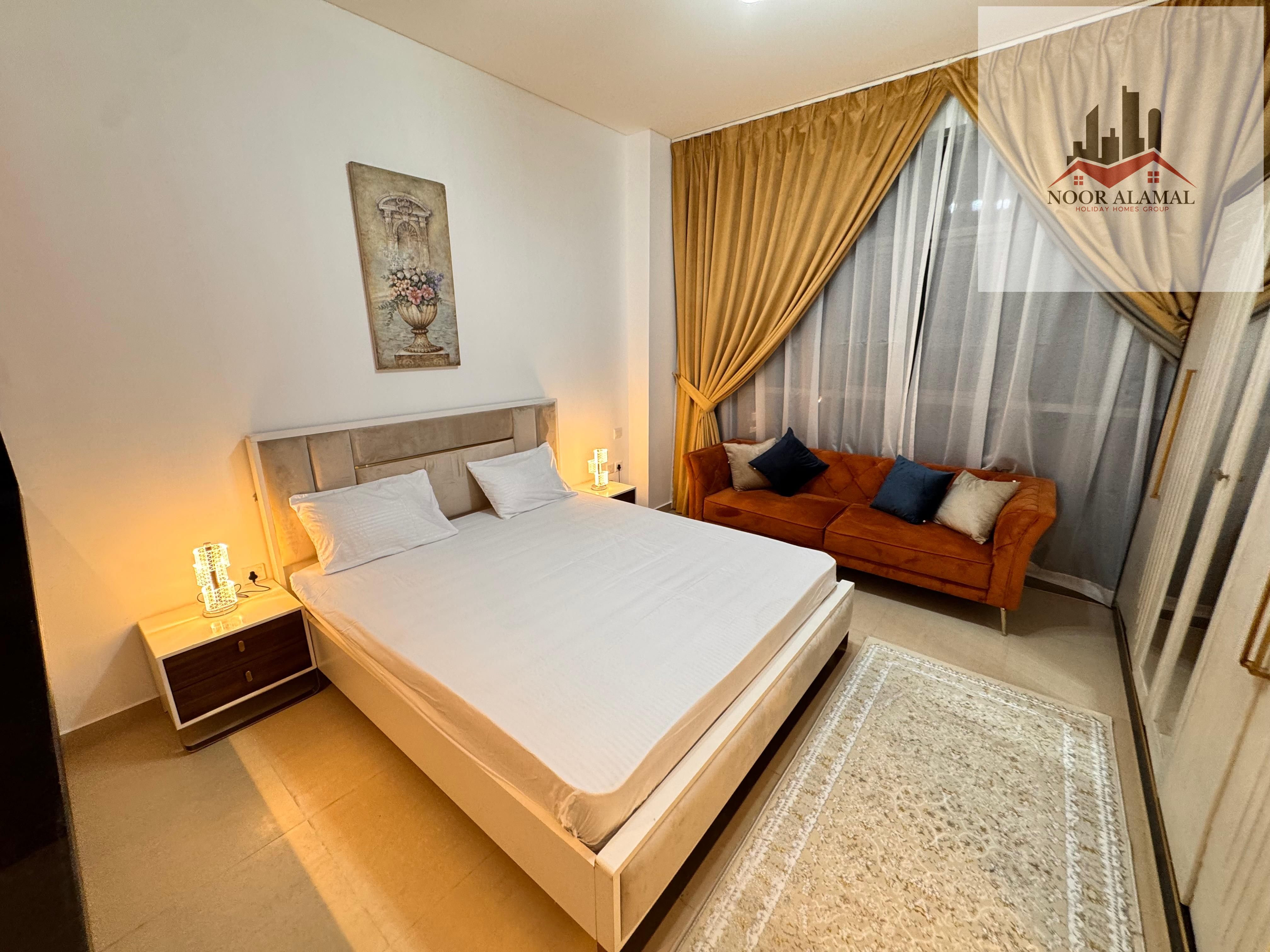 Dubai, Al Furjan: Furnished studio apartment with hotel-style furnishings, first occupancy. Spacious room, American-style kitchen, and bathroom.
