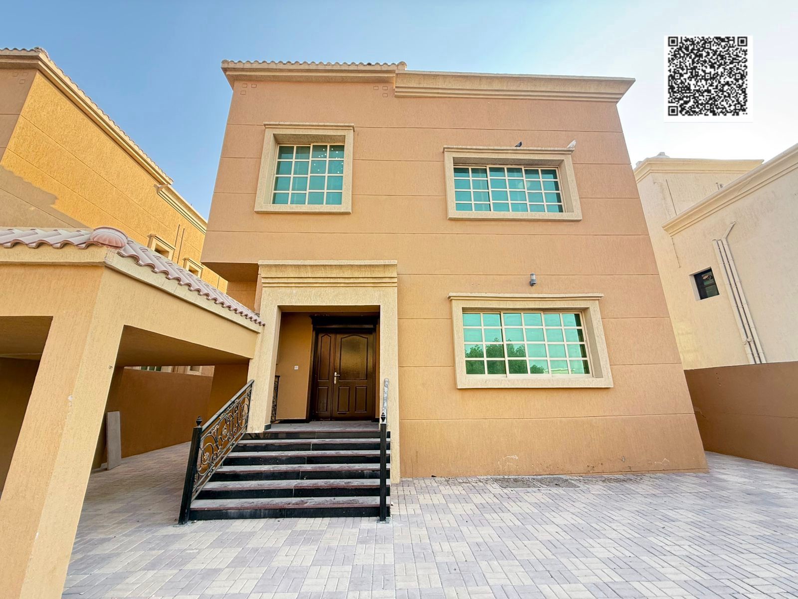 Villa for sale in Ajman, Al Rawda 1 area. Two floors, five master bedrooms, living room, and majlis. Area: 5000 sq ft. Freehold ownership for all nati