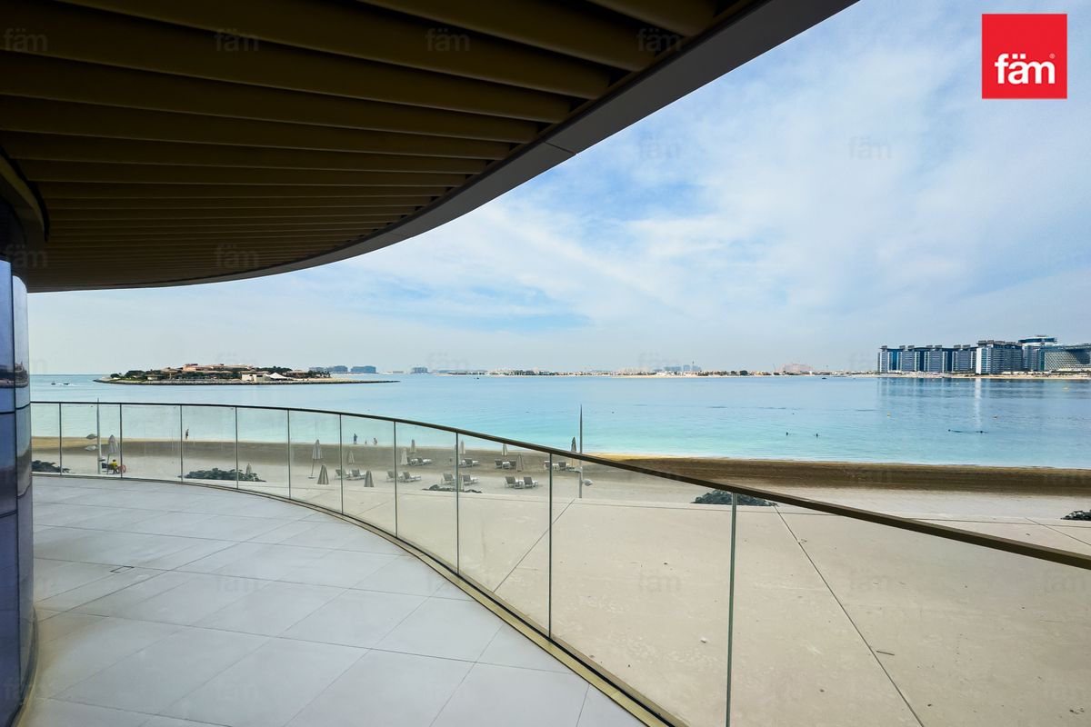 Elegant Beachfront Living| Modern With Sea Views