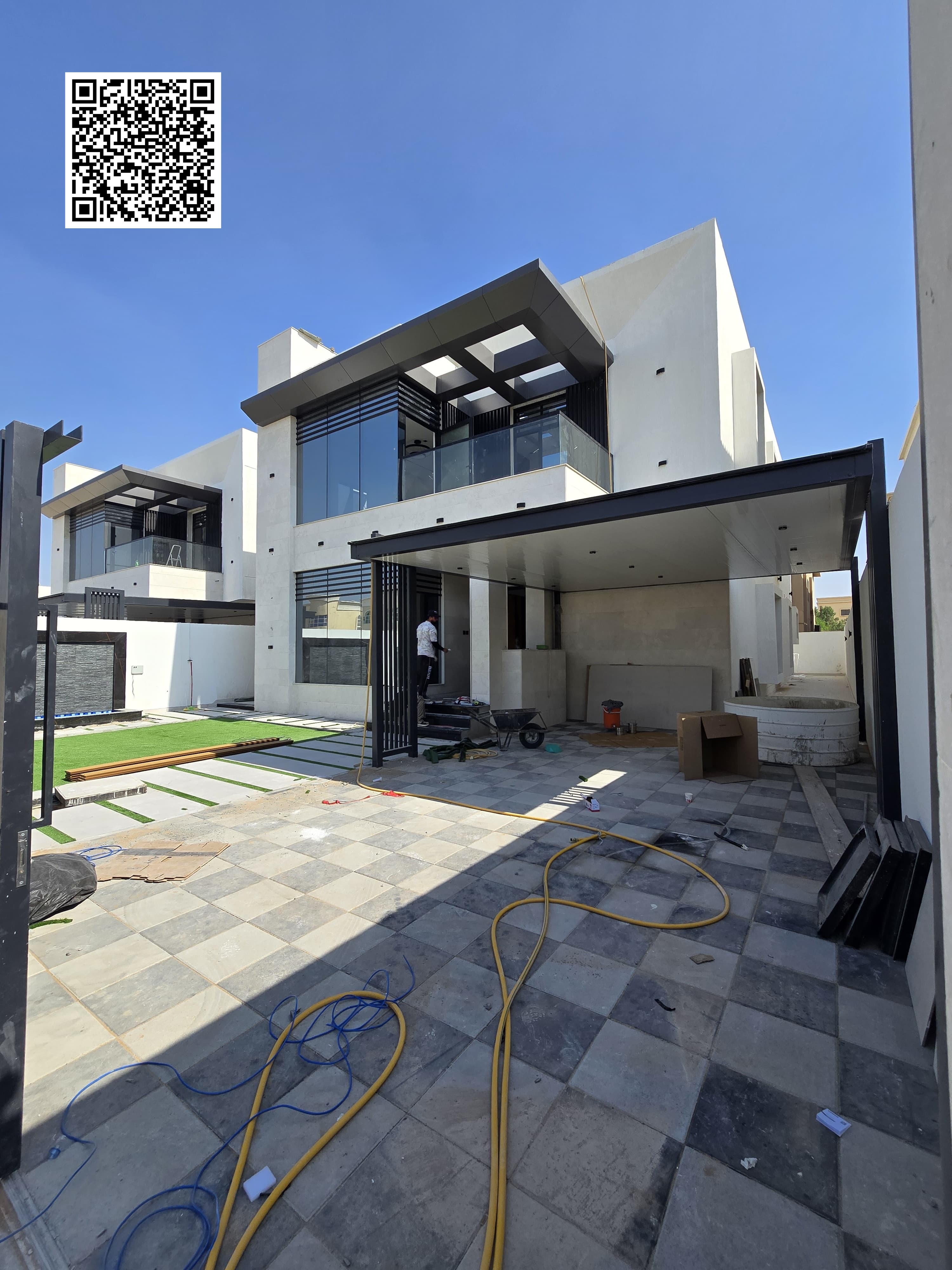 For sale: Modern villa with a very large land and building area. Freehold ownership with the possibility of bank financing.