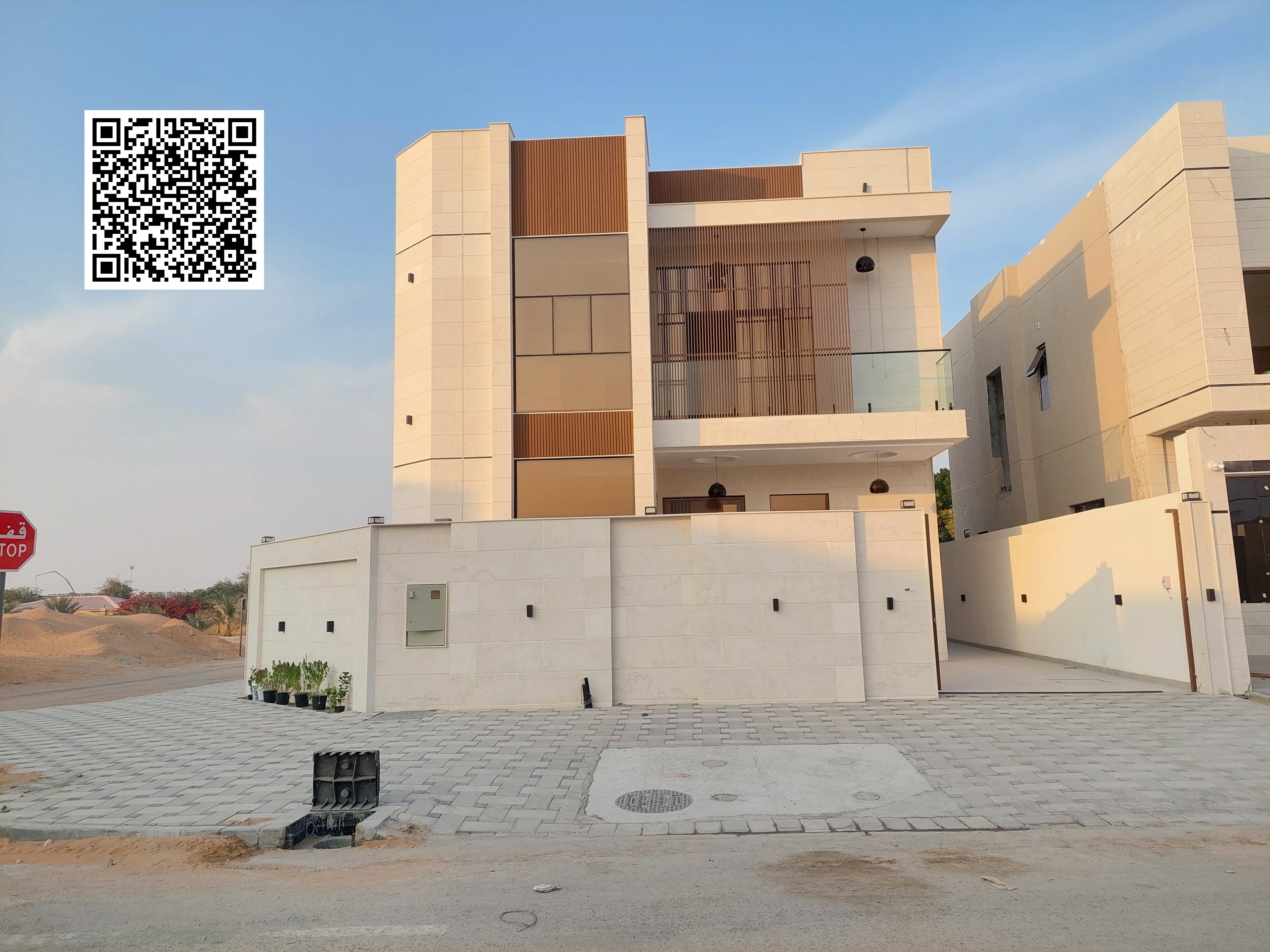 Modern corner villa for sale, including electricity, water, and air conditioning. Freehold ownership.