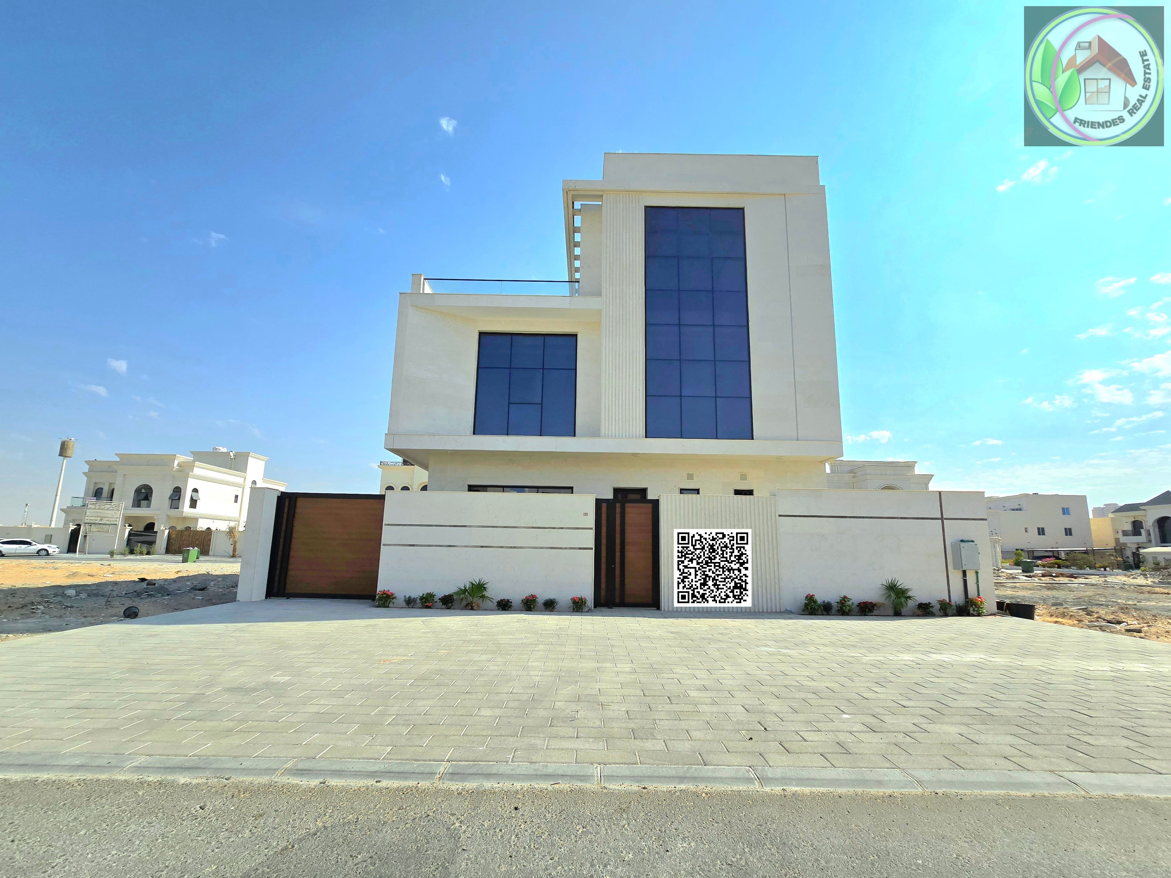 The villa features a road and parking in front and behind it. It has 3 floors, electricity, water, and air conditioning included, and is ready for occupancy. The villa is brand new.