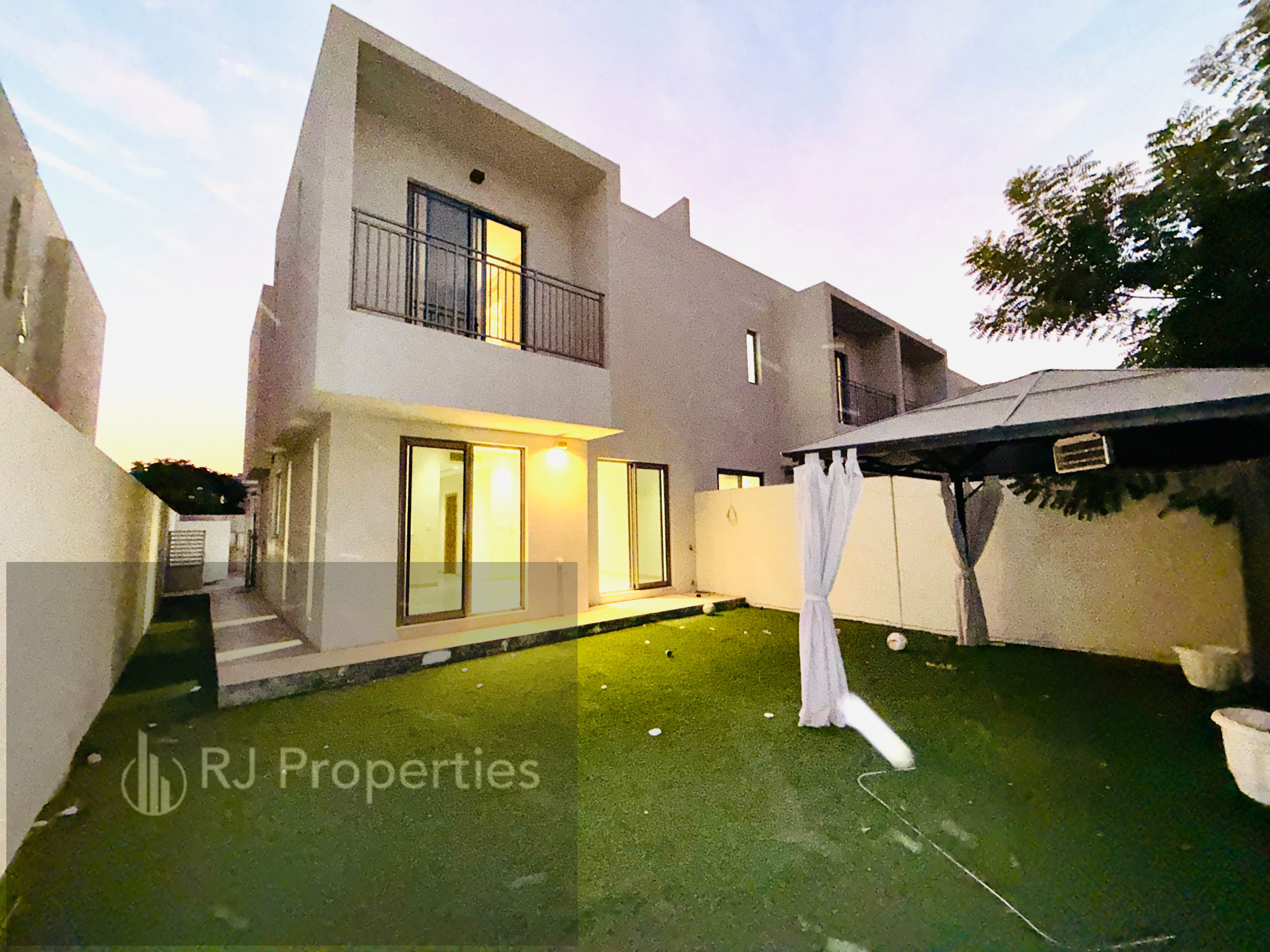 Luxury 3bed townhouse with garage gym pool access