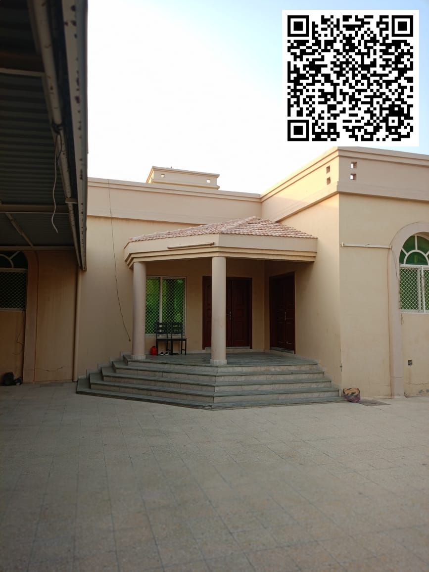 Villa for sale in Al Nakheelat area, Sharjah On the main road Consists of 3 bedrooms, a living room, and a majlis Area: 6800 sq ft