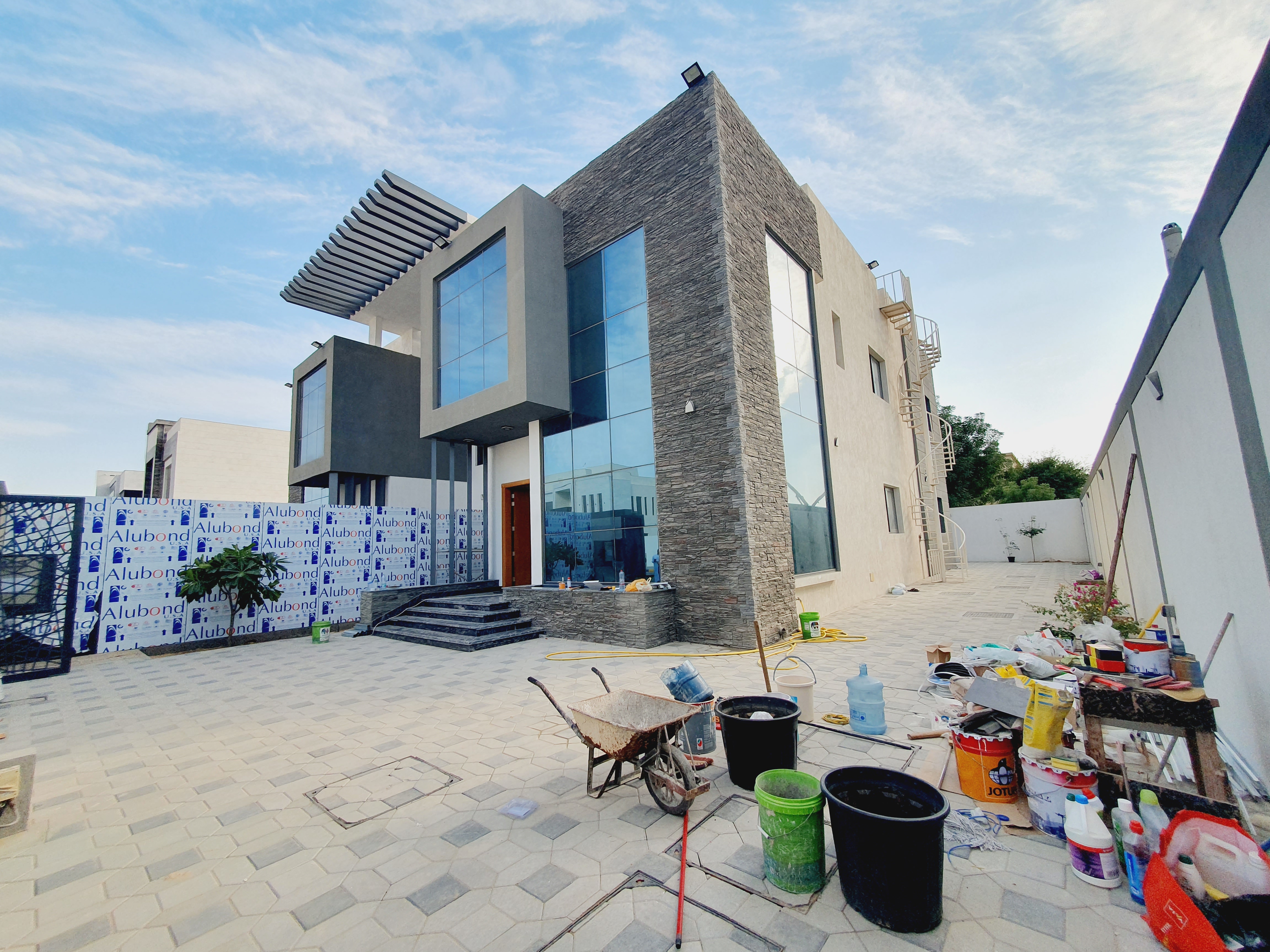 Luxury 5 badroom villa with wardrobe and maid room and garden in Hoshi price 190k