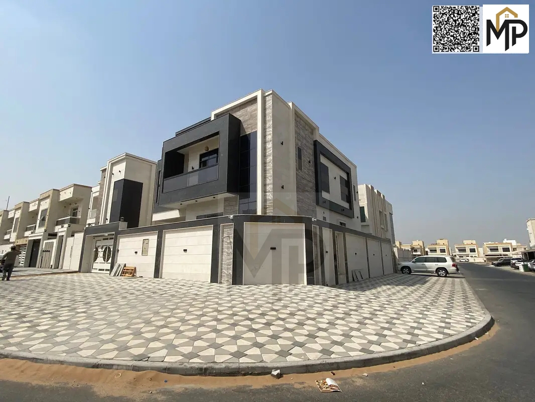 A corner villa on two streets offering an open view and a prime location. Includes air conditioning.
