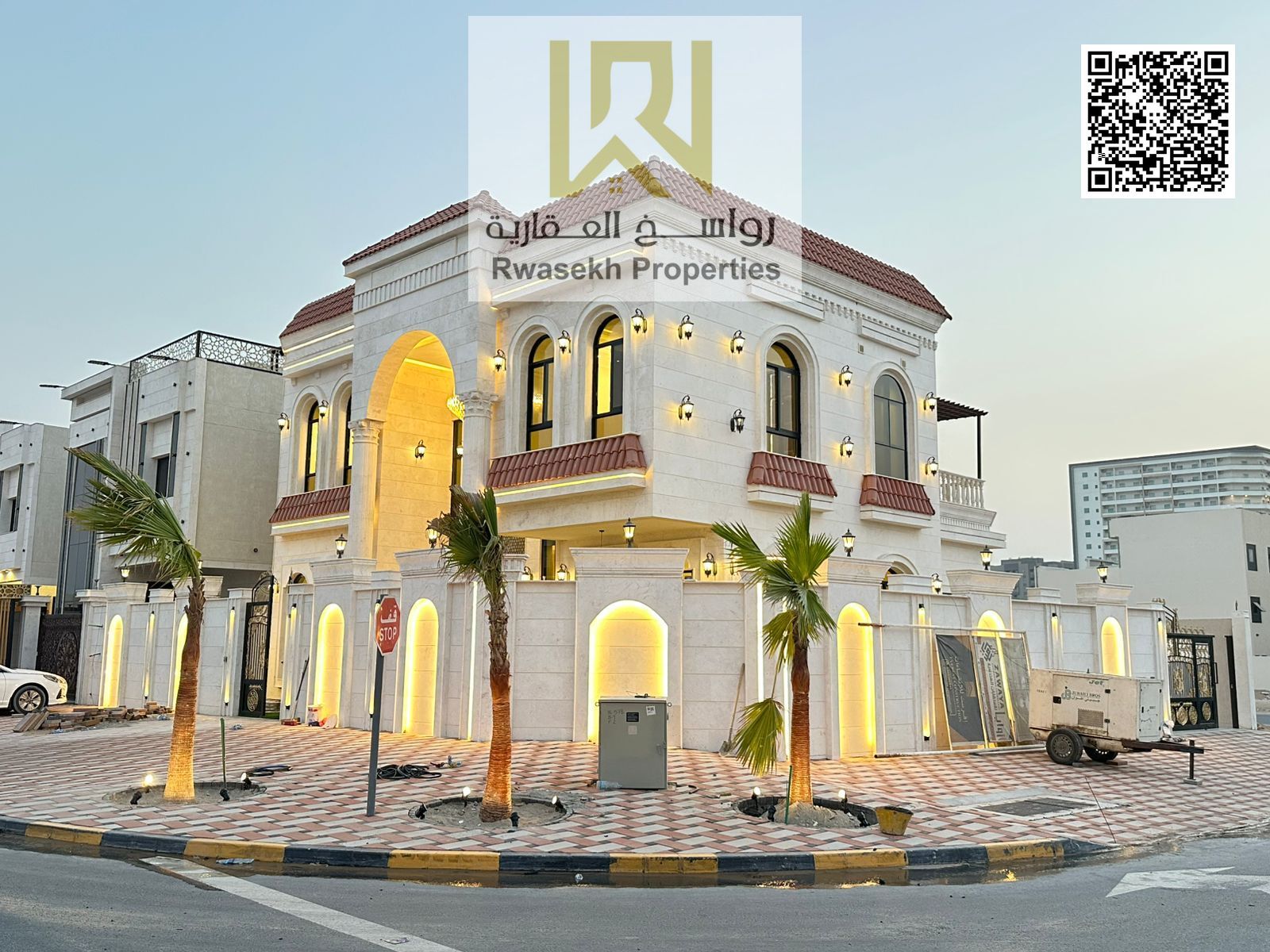 Elegant Corner Villa with 5 Master Bedrooms & Two Lounges