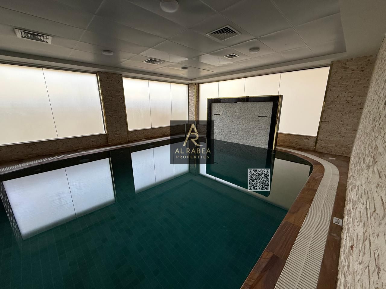 First occupant - Free swimming pool - Modern building - On the main road