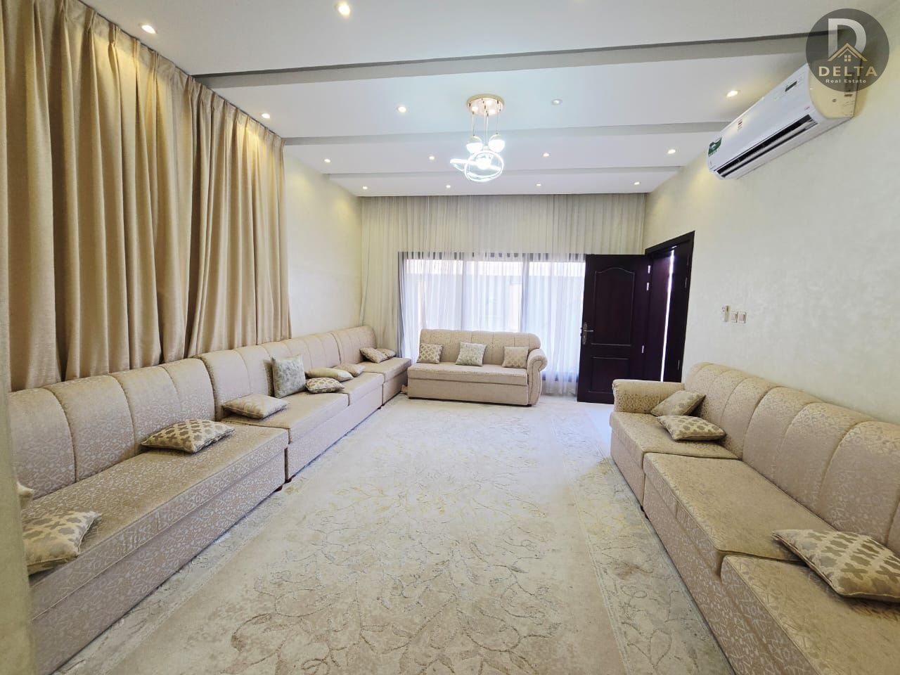 Modern villa for rent with a distinctive view on a main street. The price includes full furnishings and a setback in front of the villa.