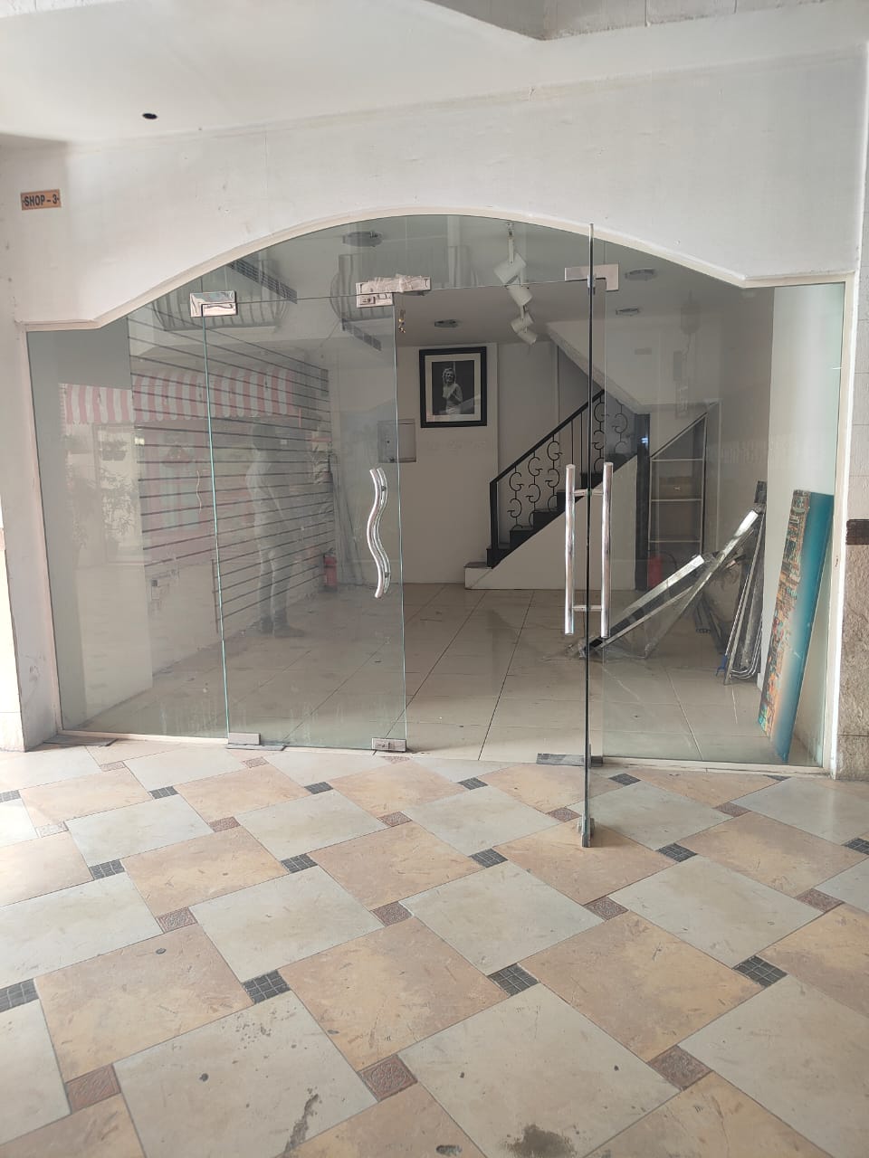 A prime commercial space in Al-Qulay'ah, located within a small mall in a very vibrant area. Excellent space, attractive price, and flexible payment o