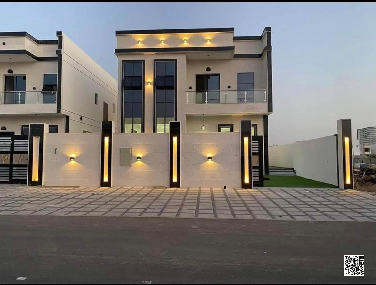 Villa for sale in Ajman, Al Helio area. 3 master bedrooms, living room, majlis, and maid's room. Includes registration and ownership fees. Freehold ow