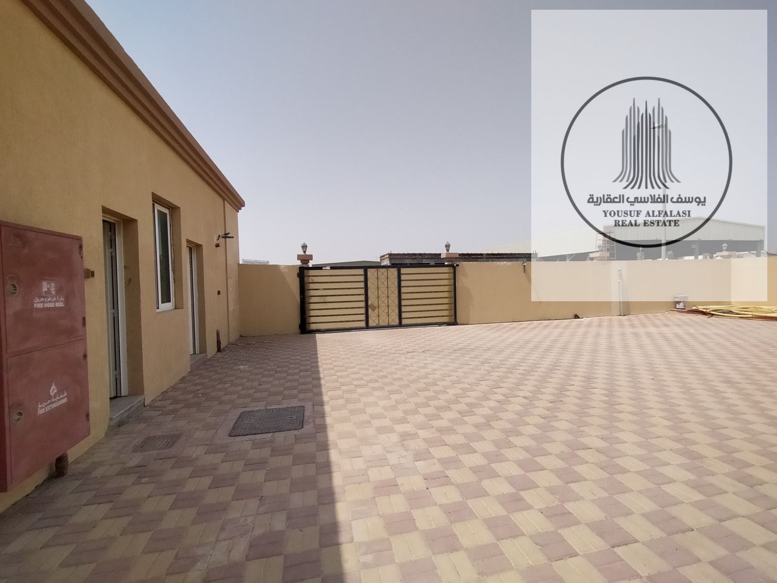 Land + showroom, on a main street, land 40 kW, showroom 20 kW