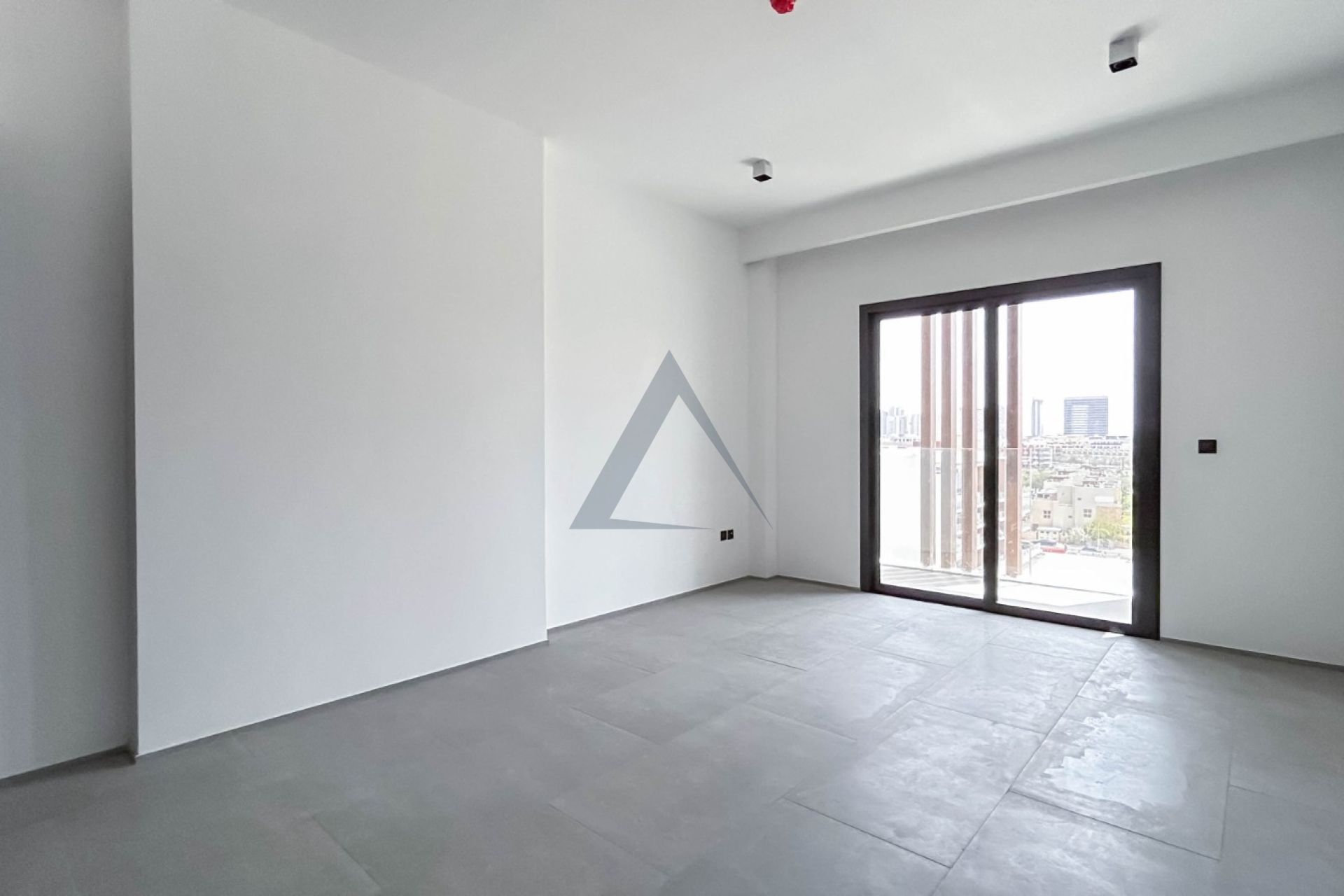 Stunning 2 B/R | Spacious | Ready to Move