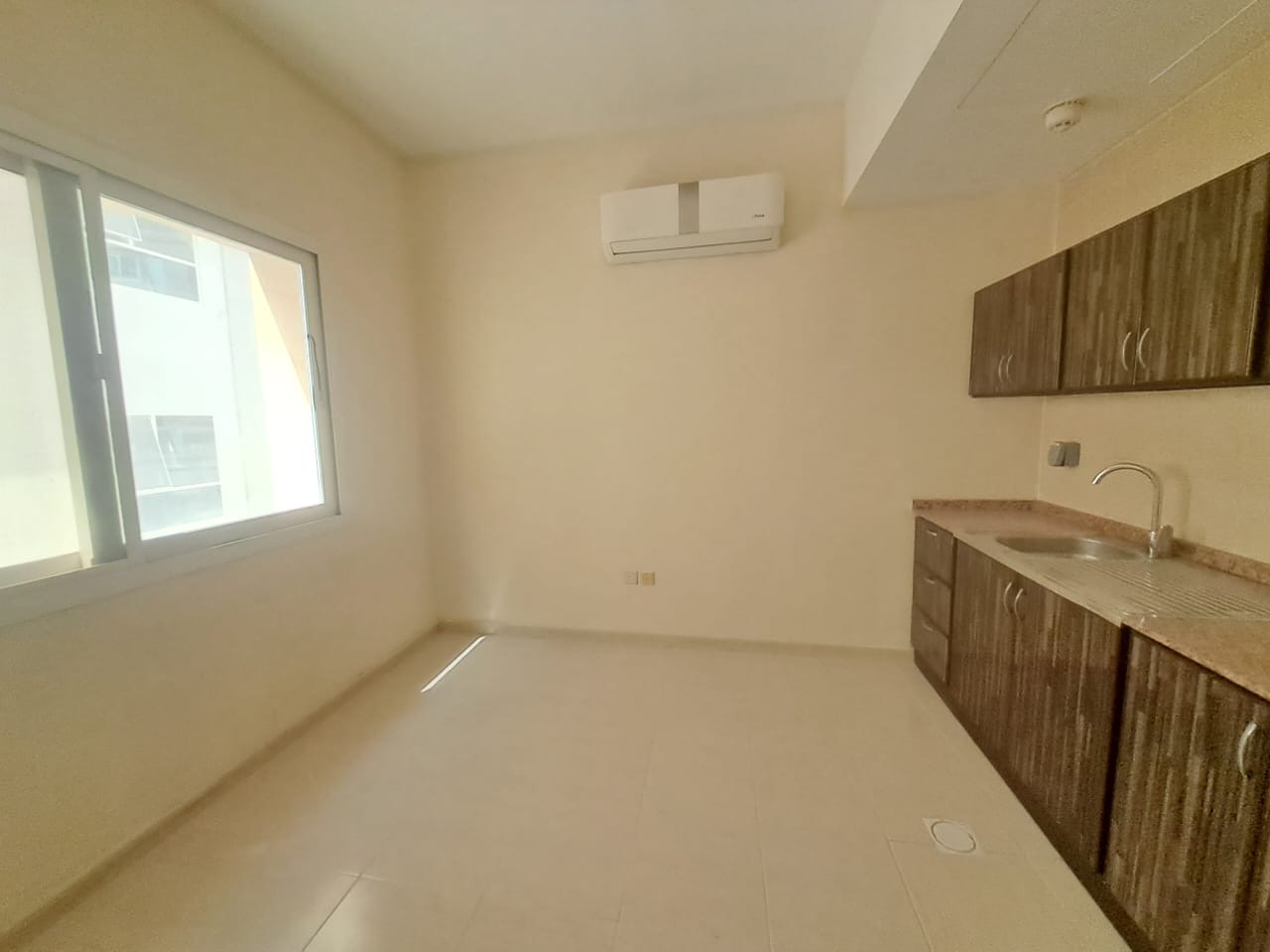Like a brand new studio only 20k near to school area family building