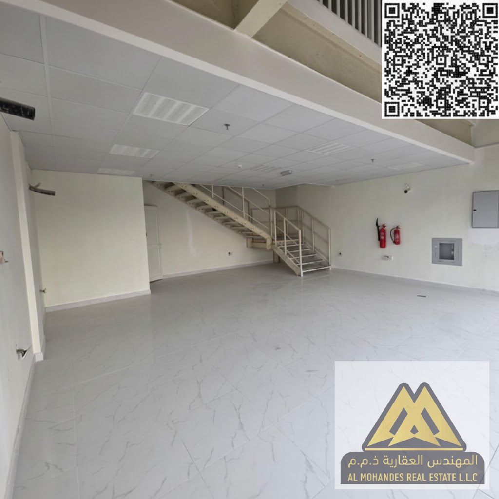 Very large space | Two floors | Excellent and very vibrant location opposite the Chinese Market | All services are available