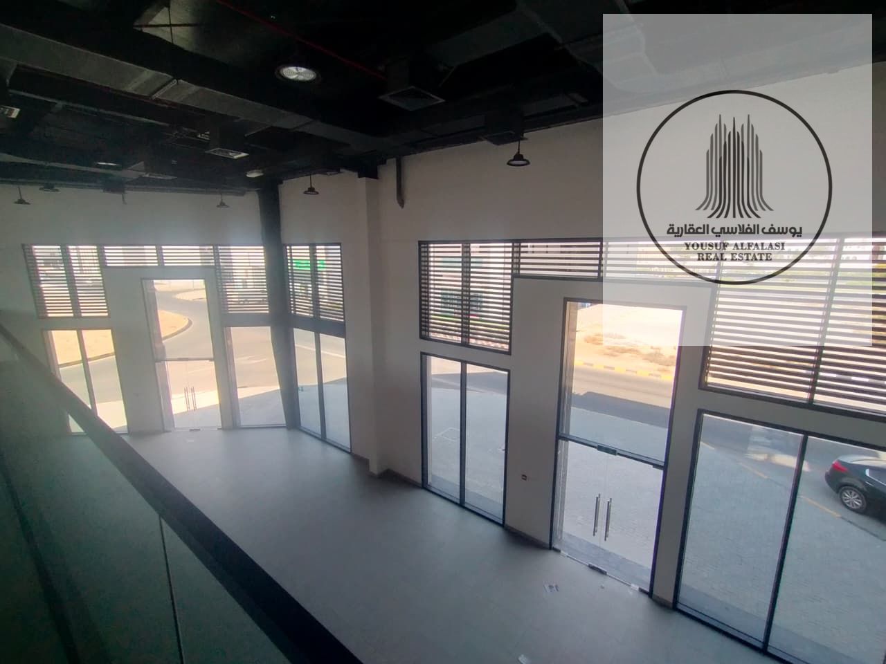 For rent in the industrial area: 18 showrooms, excellent location. Various sizes available.