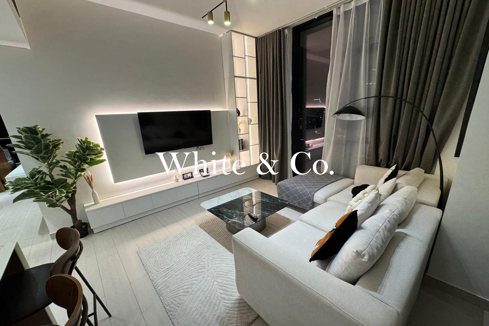FULLY FURNISHED| PRIVATE POOL| LUXURY