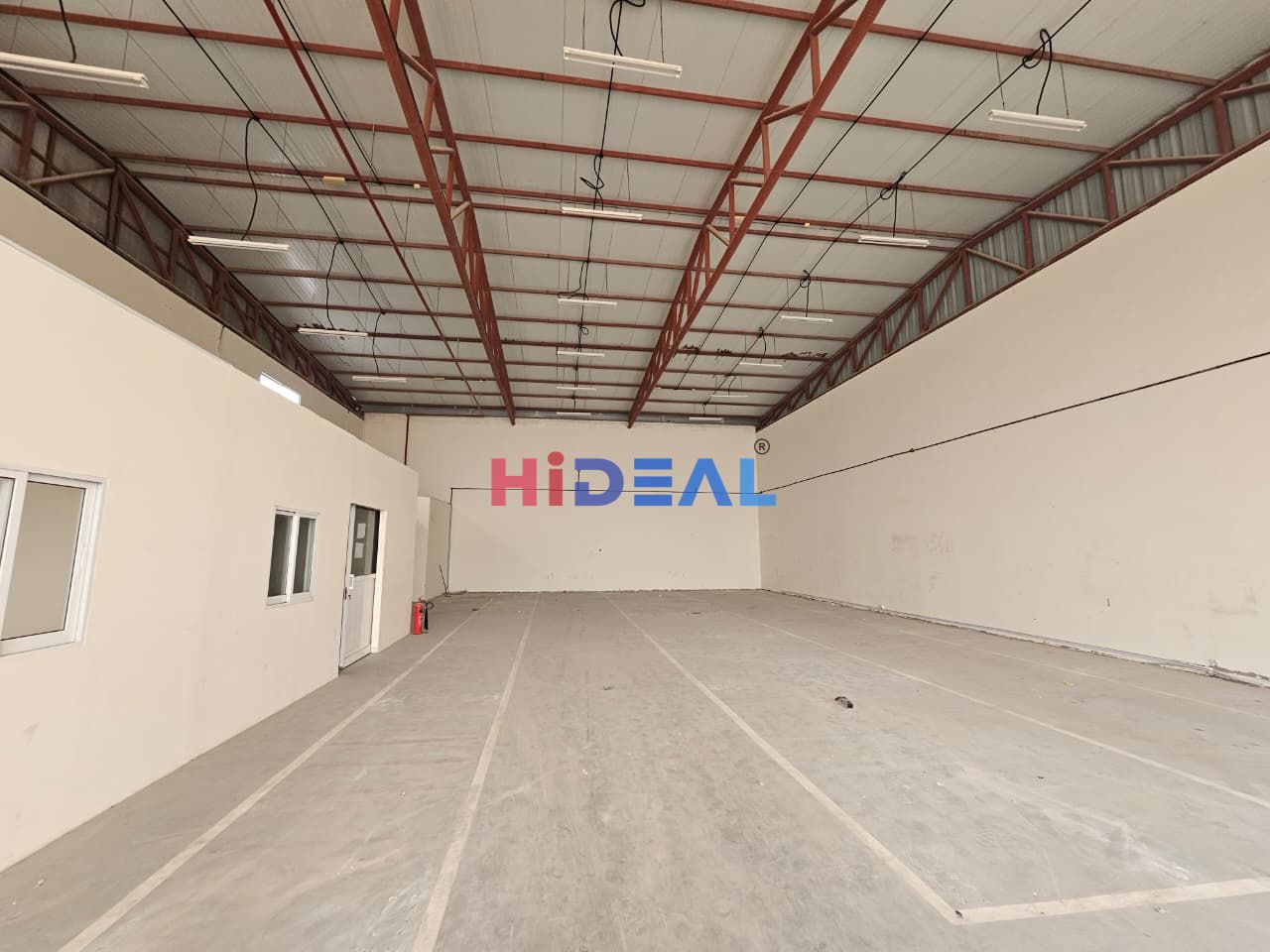 3700 SQFT WAREHOUSE WITH 32KW POWER AVAILABLE FOR RENT !!