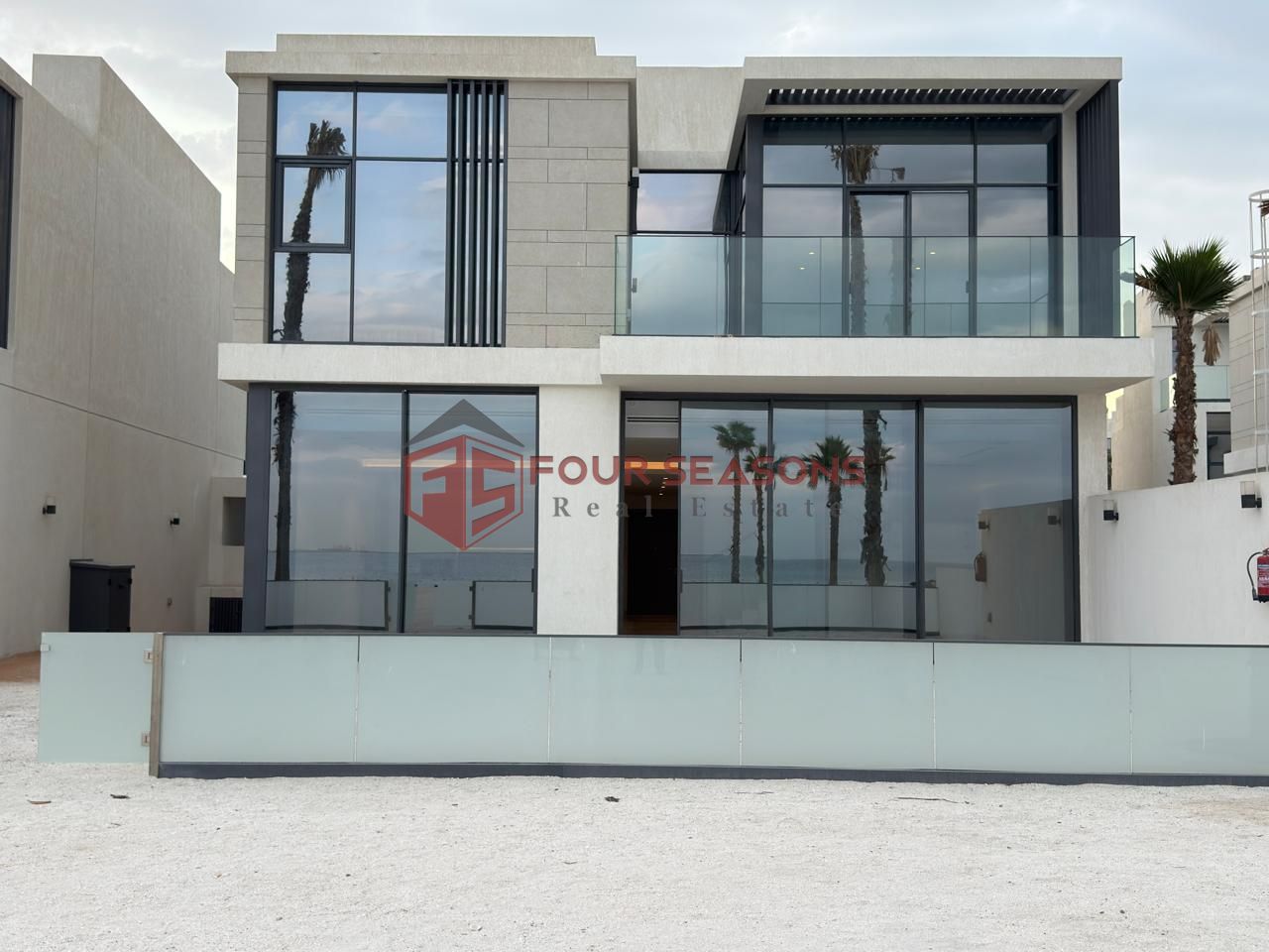 Beachfront 4+Maid Villa | Casino View | FREEHOLD