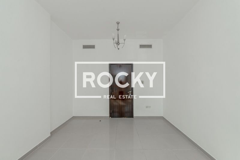 1 B/R Central AC Apt with Pool, Gym & Sauna & Parking