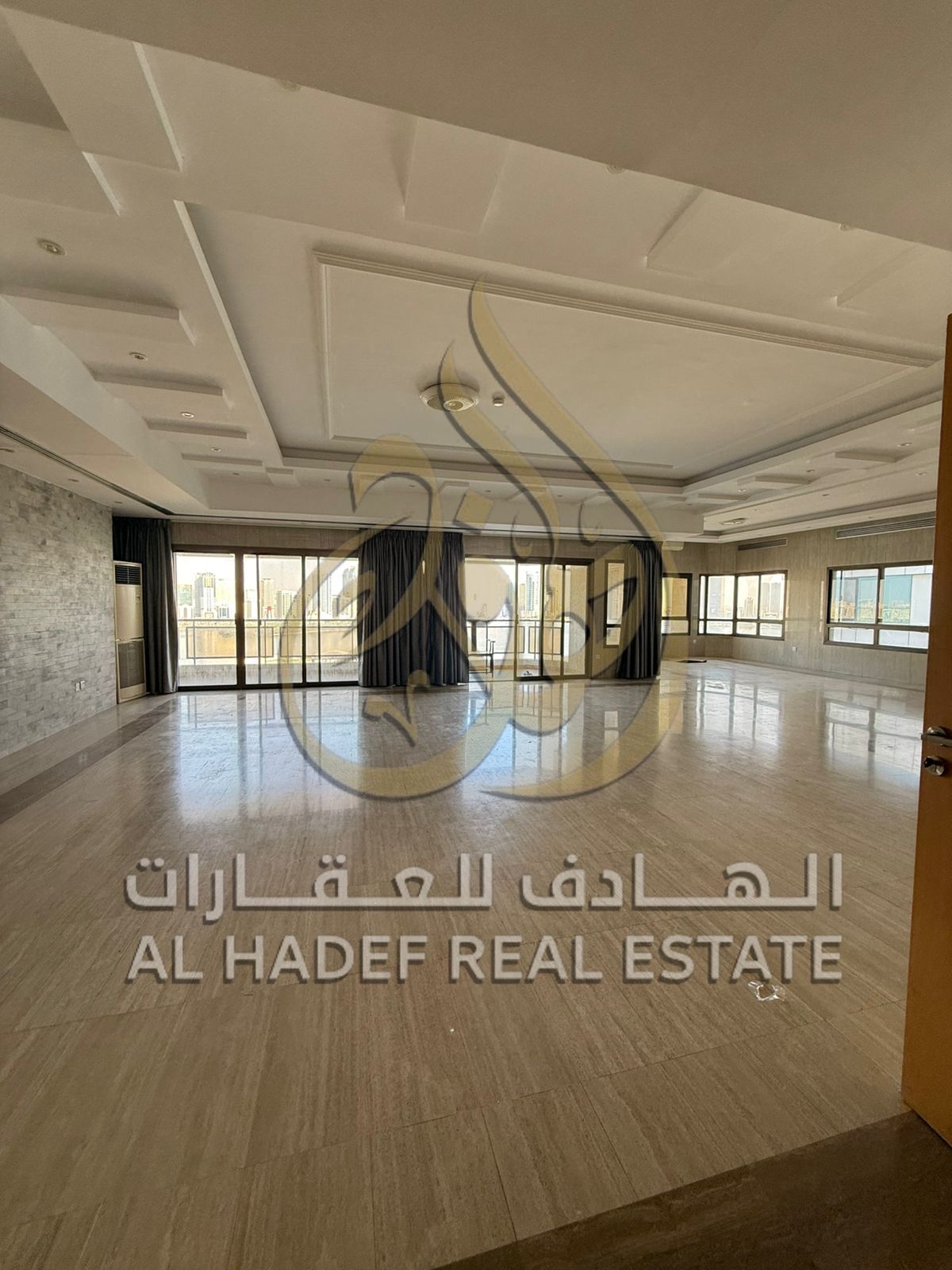 Luxury penthouse for rent in Al Majaz, 3-5 bedrooms, living room with private roof and full sea view, air conditioning, roof, and integrated services.