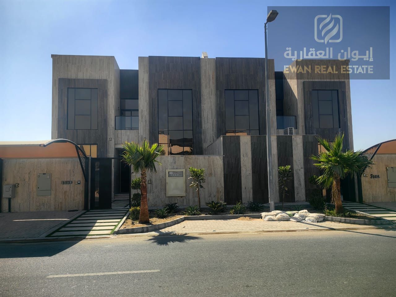 Two villas for sale in Al Hooshi, Sharjah, 5 bedrooms and a living room Two adjacent villas with a stunning swimming pool