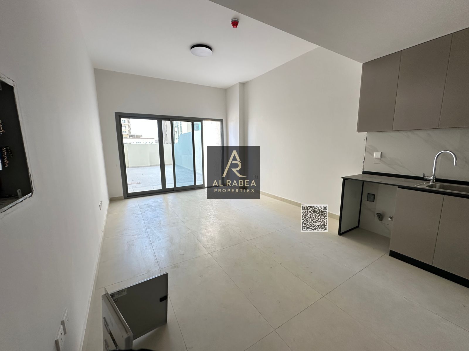 Spacious area-gym-pool-parking-close to Dubai exit