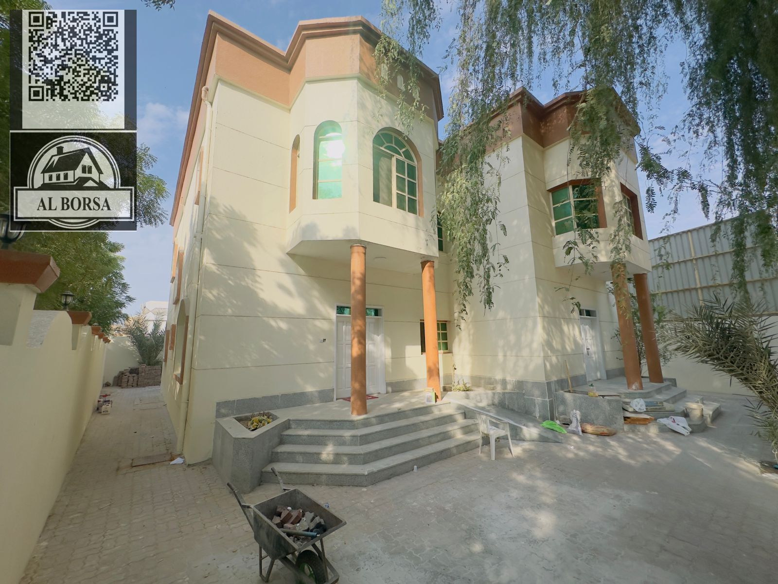 For rent a villa in Al moaihat 2 in Ajman, 5 master bedrooms, a majlis, a hall, a maid's room.